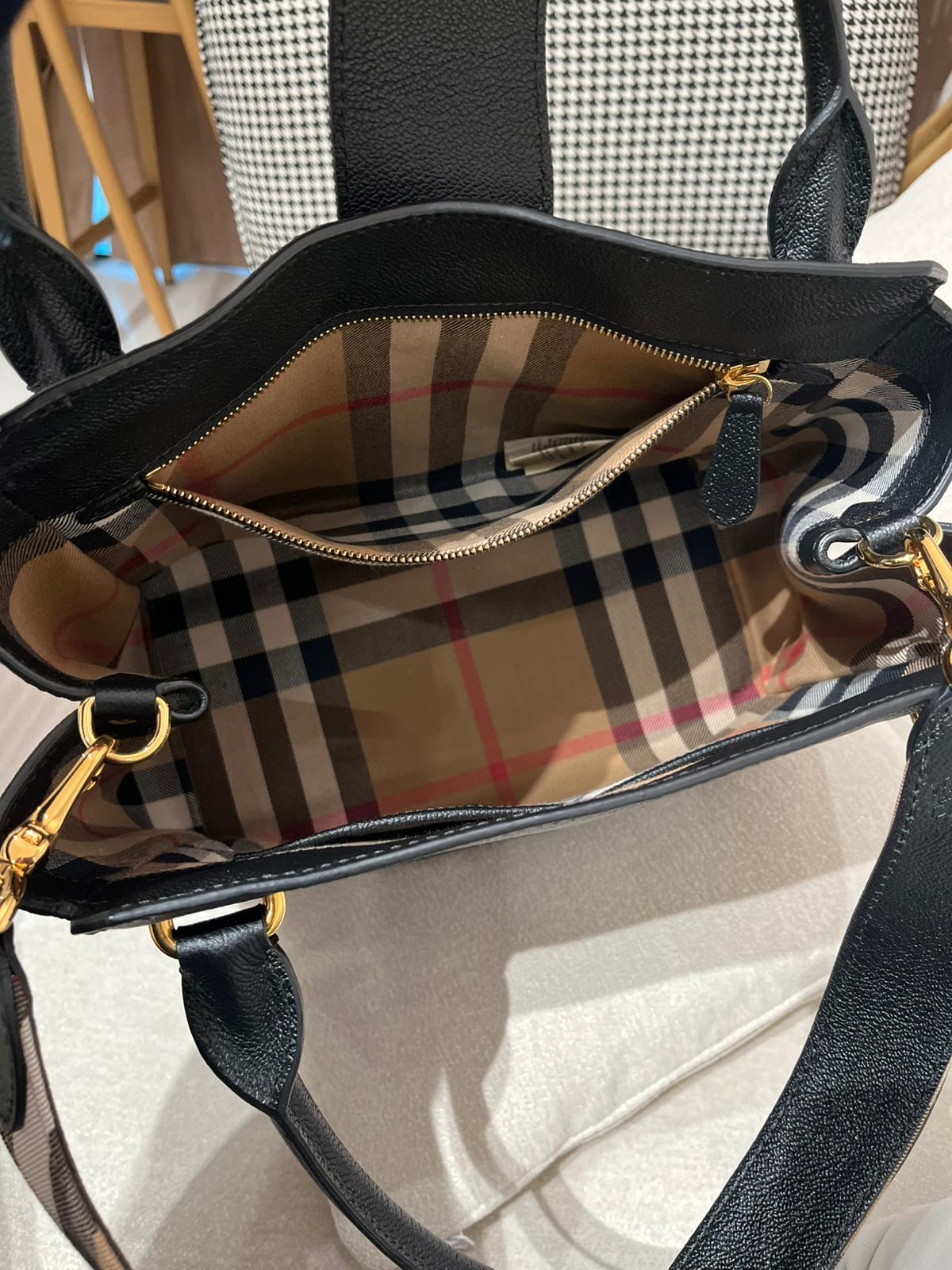 Burberry medium buckle tote bag  100%Authentic ,98%new✅塵袋