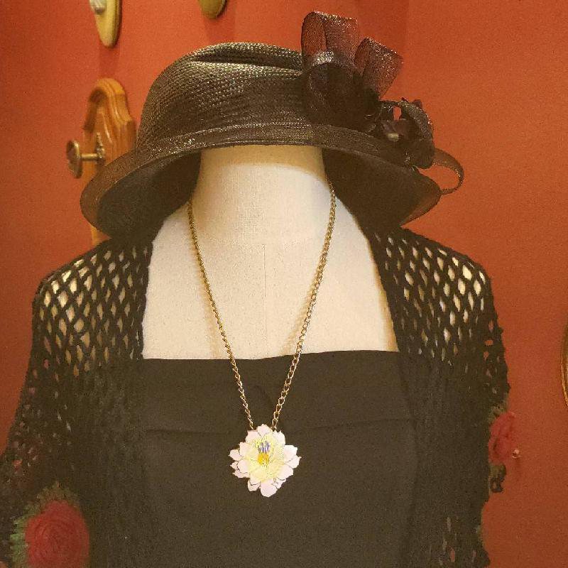 c.a. 1980-1990s Made in Taiwan Vintage Gold Outlined White Flower Cloisonné Pendant with Gold Chain(NA0670)