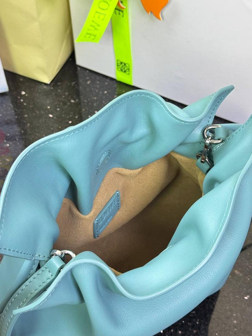 🎈全新升级—迷你烫金款𝙁𝙡𝙖𝙢𝙚𝙣𝙘𝙤出货啦✅ ❤️升级版福袋正面新增品牌烫金𝙇𝙤𝙜𝙤代替压印𝙇𝙤𝙜𝙤，肩带加宽同时增加两侧狗扣五金代替原本皮穿扣肩带，精致又便捷🥰 ❤️独家定制皮料五金，小牛皮皮质手感十分柔软且耐用，肩带🉑拆卸🉑调节，多种背法任你选择，容量超大，日常出行必备😍 ❤️独家品控，完全对版细节，全套礼盒🎁包装给你满满的仪式感🥰 迷你尺寸：𝟐𝟑 𝟗-𝟏𝟖-𝟗𝐜𝐦 款号：052030 水蓝色【配全套礼盒】