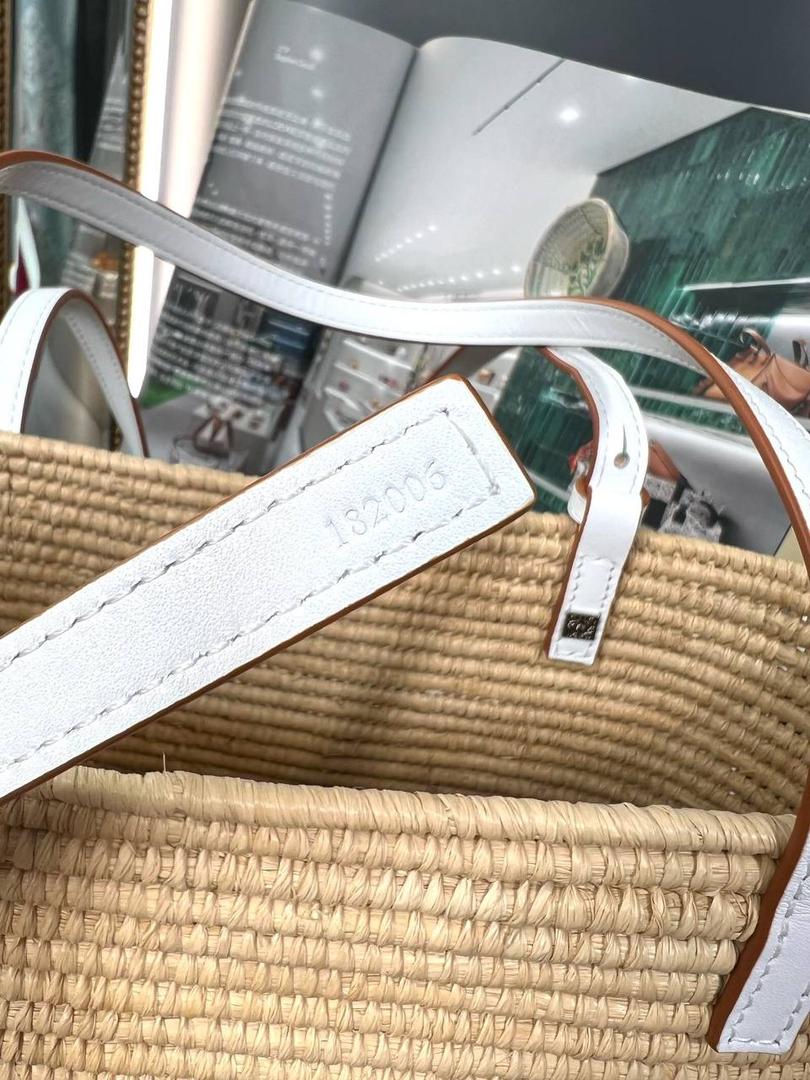 𝑷𝒂𝒖𝒍𝒂'𝒔 𝑰𝒃𝒊𝒛𝒂 菜篮子 🧺到货!! 面料：进口棕榈纤维/牛皮 编码：182006 颜色：原木/白色 尺寸：28*20*10cm （下单须知：‼️由于天然纤维材料特别，带毛刺，日照时间长短不同，颜色会略有变化，纯手工制作，每个包的尺寸也会所不同‼️） 这款菜篮子做工比之前愈加细腻，背上不会显得笨拙,反而衬得小巧精致、时尚清新,草编与小牛皮的搭配,更显随性自然。 🏷️小Tips：防尘袋可放内里做内胆收纳包使用哦