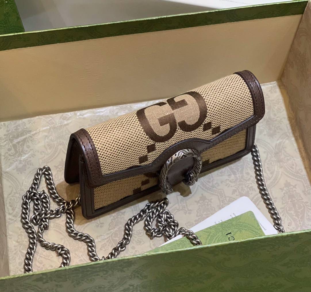 。✈️✈️✈️🔥帆布 Dionysus酒神系列# ▫️型号：476432 ▫️尺寸：16.5*10*4.5cm 𝐷𝑖𝑜𝑛𝑦𝑠𝑢𝑠酒神系列！必入啊‼️ 迷你太可耐了！全新大G帆布与棕色牛皮相撞！醒目双虎头搭扣，今年时尚单品一定少不了的身影、时尚乌木色简直太赞了👍休闲又减龄！