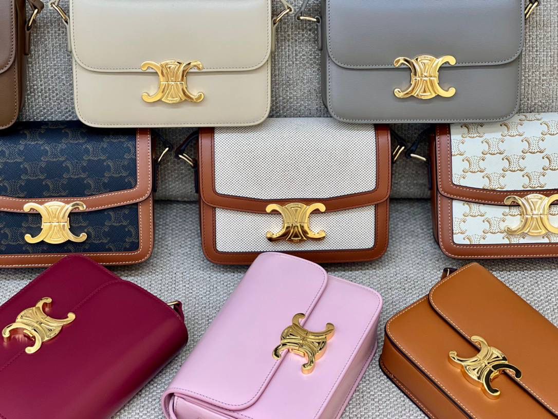 超多种包面配色哟～每一种都散发着高级品质的气息，凯旋门大金扣的点缀～为包包增添了一抹时尚的亮色，彰显着奢华与品味✨精致的尺寸设计不仅便于携带，更在细节间展现高雅气质！