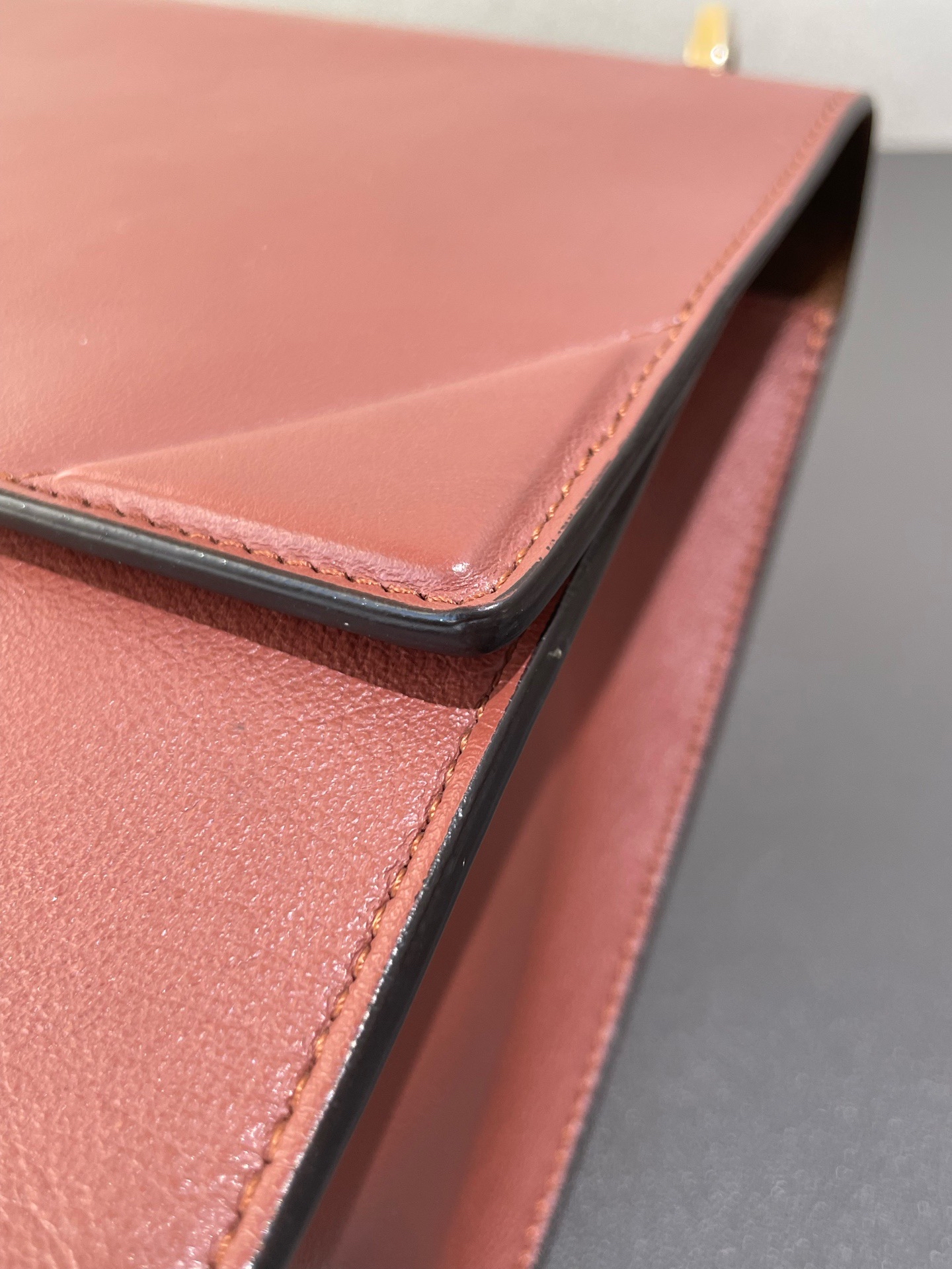 【預訂貨品】Fendi 豆沙色油蠟皮復古郵差包