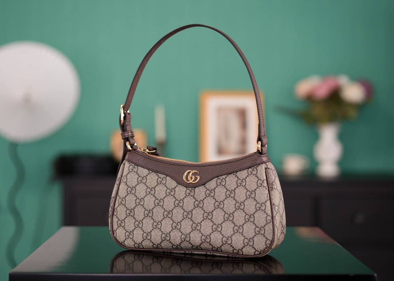 🥯GG Ophidia系列小号手袋 腋下包 棕色25cm 意大利Marbella Pellami进口皮,猪皮纹配经典的双G老花PVC,也是很别具一番风格的！简洁大方超百搭，这款腋下包版型款式都很nice，值得入手~ 官方款号 735145 尺寸：25x15x6cm