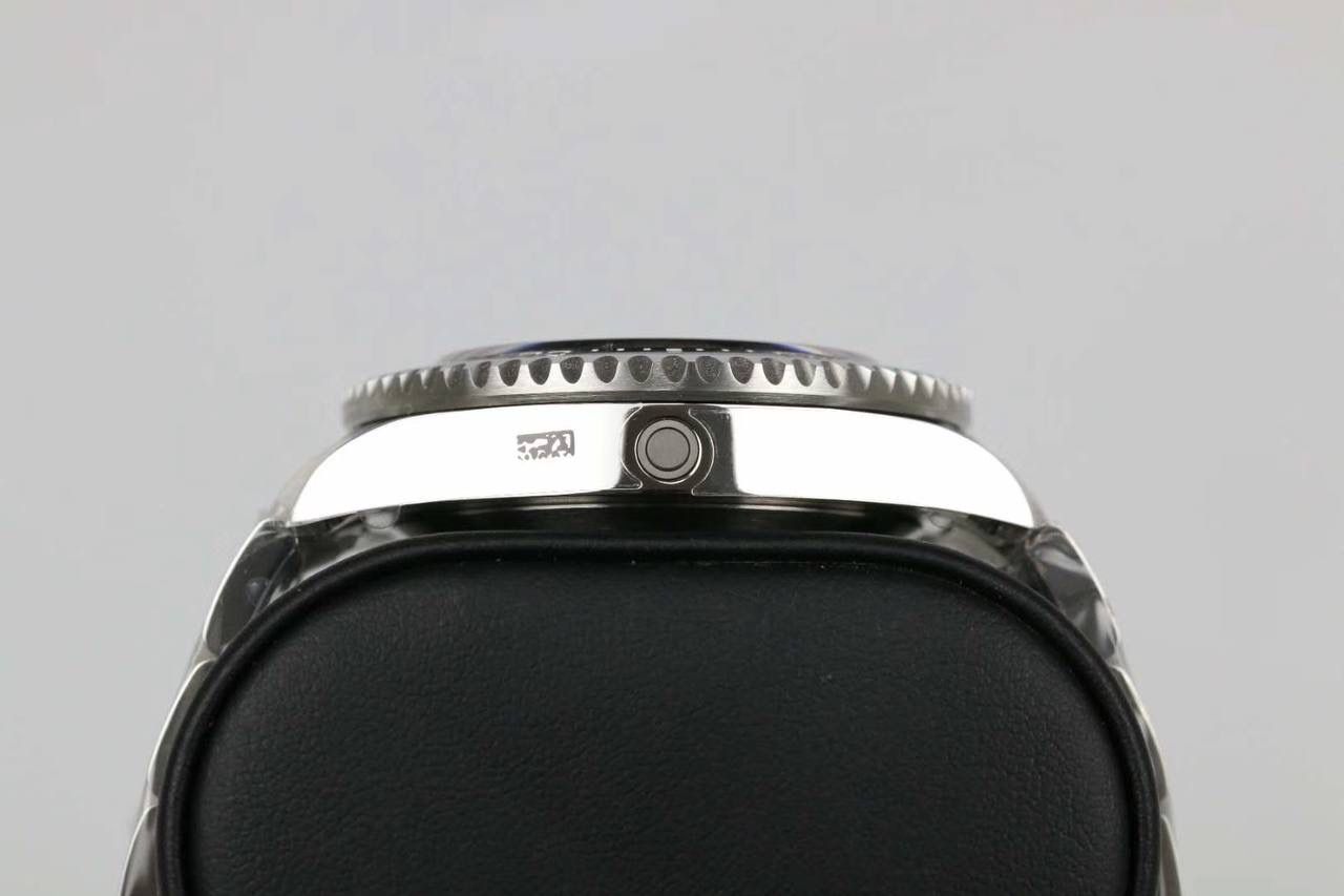 ROLEX 劳力士 鬼王系列 43mm 海使型 🎮 型号：Sea-Dweller m126600-0001｜EA3 全新研发 Cal.3235 一体机芯，历时近一年独立打磨，实现与原版一致的功能与外观结构，配件规格高度通用。 表壳采用 进口 904L 精钢，高精度锻造与抛光工艺；夜光刻度选用 瑞士进口夜光粉，发光效果贴近原版。 43mm 表径，结构扎实，细节严谨，整体质感与完成度优于同类版本。