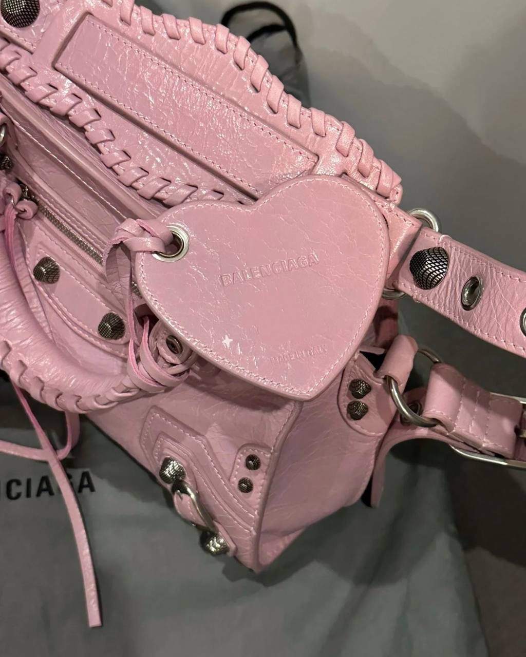 销量王🔥 Neo classic 机车包xs 首先声明，我爱一切机车元素 无论是le cagole还是这只neo 喜欢大容量的姐妹冲这只 油蜡皮的不规则摔纹配上大量的五金配件 还有流苏拉牌➕爱心镜子➕零钱包挂件 极繁的魅力由此而来～ 辣妹酷妹冲冲！ 26×17.8×11.4cm700940m