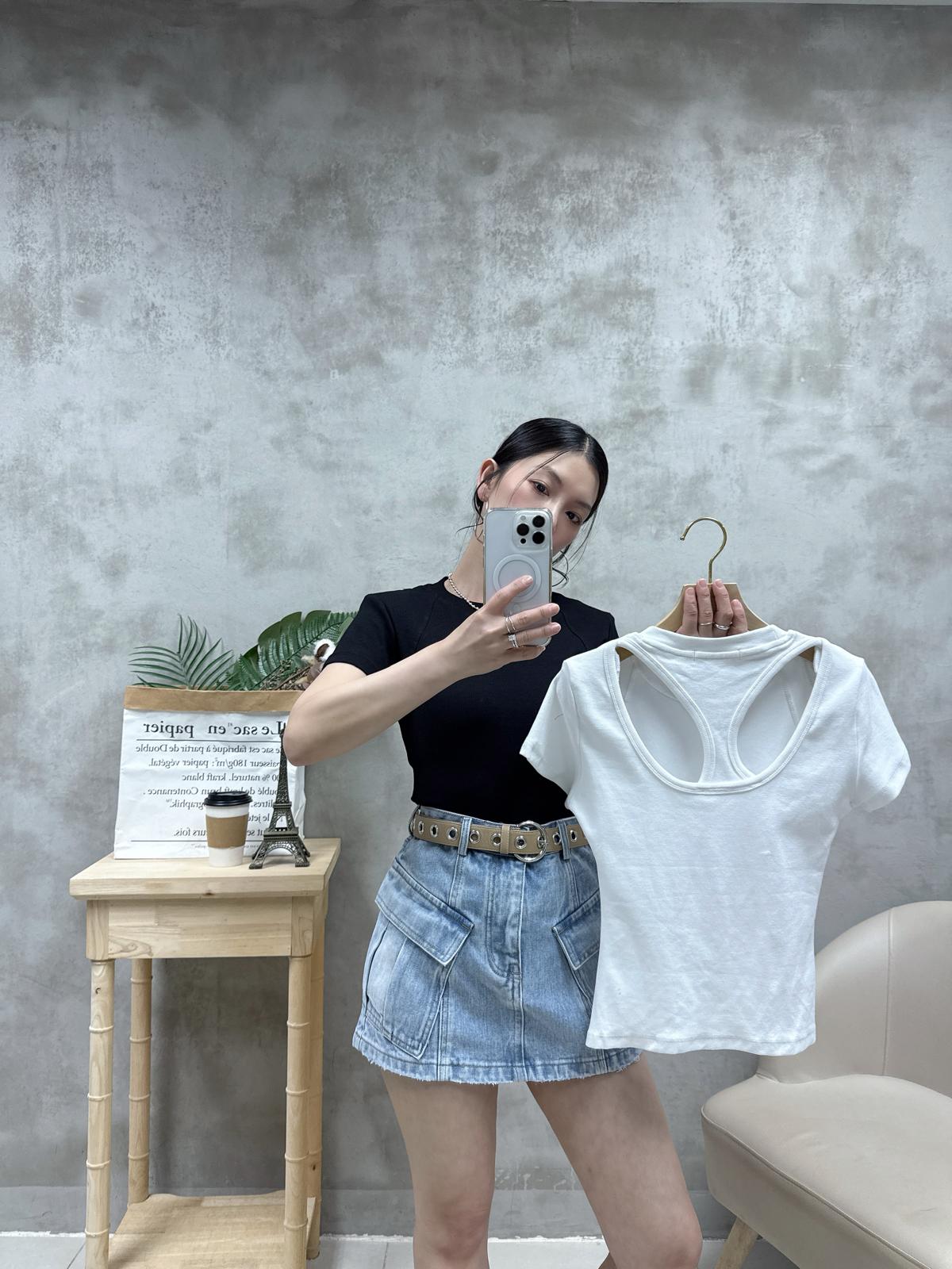 D22 後背設計凈色Tee