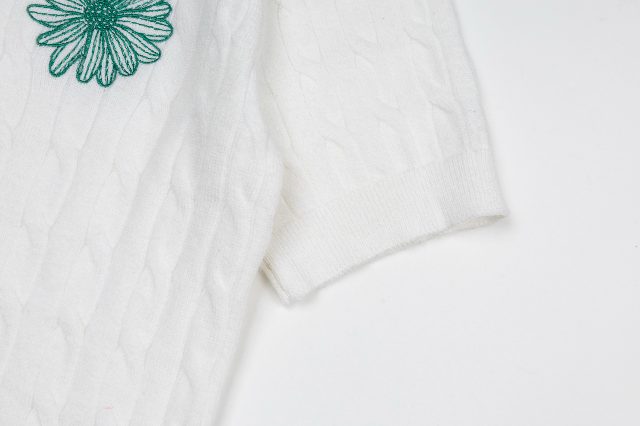 Mardi Mercredi Flower Embroidery Cable Short Sleeve Knit
