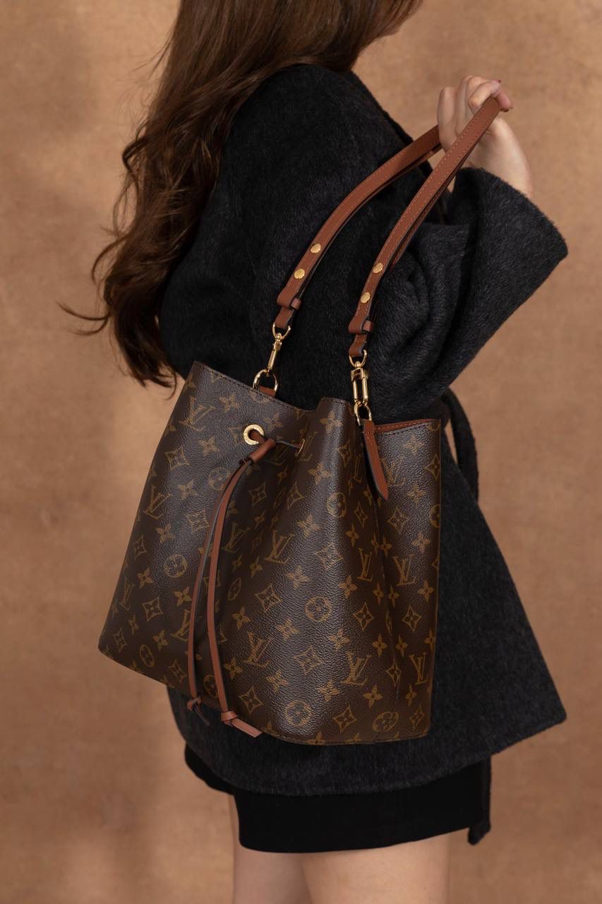 LV NÉONOÉ 水桶包 👜✨ 这款真的是经典中的经典，很多人第一只 LV 都选它！！ Size：26 × 26 × 17.5 cm，容量很可以，日常东西统统装得下～ 水桶包原型来自 1932 年的香槟袋， 经典又耐看，不分年纪，背起来都很有感觉。 又能装、又好搭，休闲穿、正式穿都 OK， 属于那种越背越喜欢、怎么都不会过时的款 💖