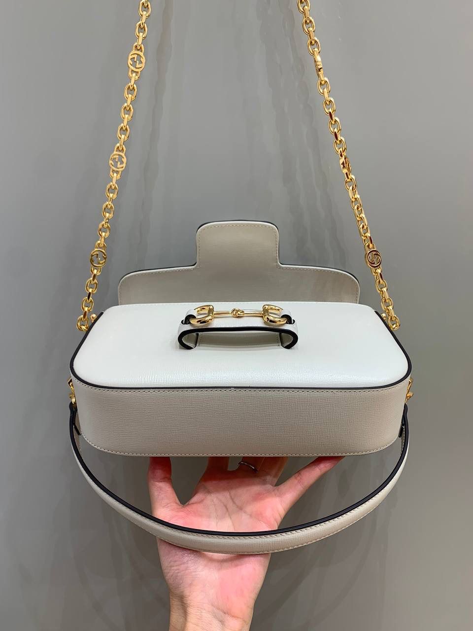 新背景实拍正品级 。Gucc1 horsebit法棍包（原皮白色） 销量王🔥全皮系列❗️ 抓住一只小可爱，又是颜值巅峰之作 法棍出全皮拉，比起老花我更爱全皮！ 时髦复古女孩的一眼心动， 腋下包造型真的是再一次惊艳 最火爆的马衔扣元素加上最时尚的腋下背法 今年妥妥的包王无疑了！ 品牌爸爸，你真的别太拿捏我！ 斜挎则改成了金属链条，太有撞击感了！ 全皮腋下背搭配金属斜挎背， 还没有正式上线就全网断货了， 就问你拒绝得了吗！！ 型号735178 尺寸24/13/5.5cm