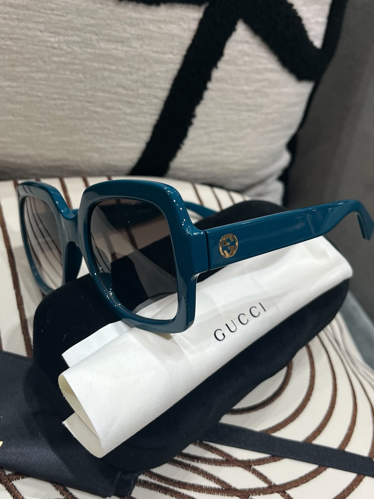 Gucci Sunglasses 100%Authentic, 98%New ✅box