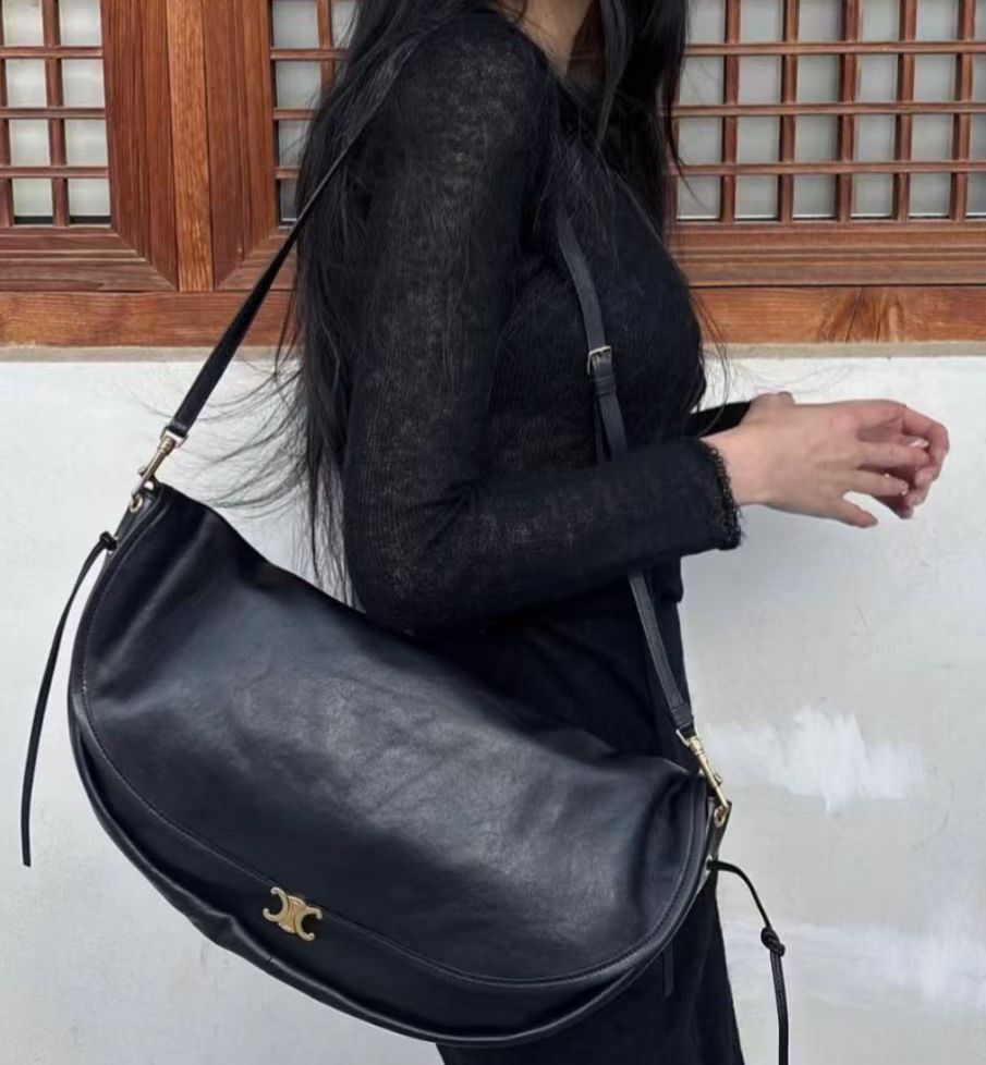 預購 💫💫💫Celine專櫃 HALFMOON SOFT TRIOMPHE 半月包 巴黎代購價