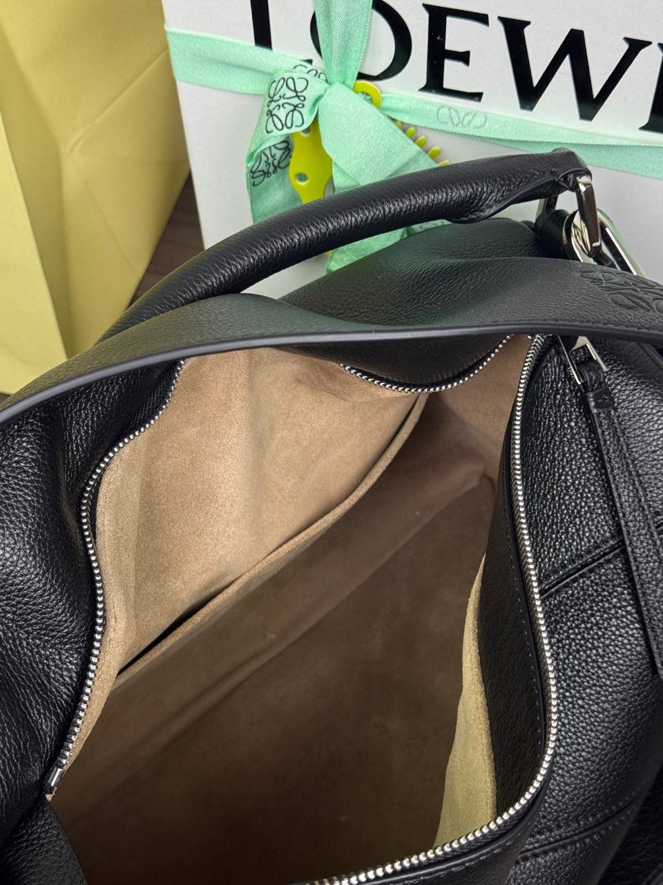 🎈【全钢】大号鹿皮𝘗𝘶𝘻𝘻𝘭𝘦* ——【👉🏻黑色到货✅】 尺寸：𝟑𝟐.𝟓-𝟏𝟒.𝟓-𝟐𝟑.𝟓𝐜𝐦 编码：260403 【配全套包装】 ❤️经典拼图系列•不规则立体几何设计•最具辨识度的立体廓形和几何美学•顶级进口皮搭配德国沙菲线•独家定制五金•𝗬𝗞𝗞拉链拉头。 ❤️该款大号采用鹿皮革制成•绒面内里•搭配一条可拆卸可调节的皮肩带•肩背斜挎或手提多样化背法。