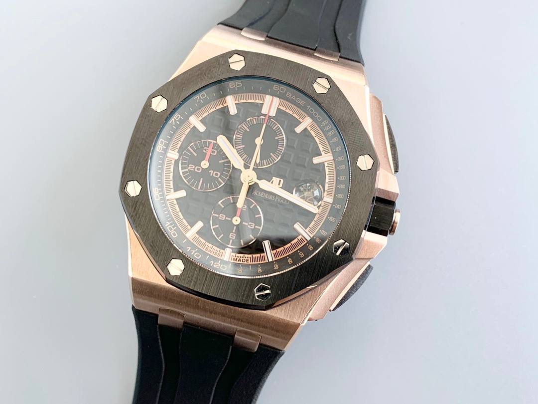 爱彼皇家橡树离岸型🔥💯横空出世。引用全新的彩色陶瓷锻造技术，表壳与圈口的选料，不惜重本使用日本进口的氧化锆，无需任何颜料，以超高的压力与超高的温度锻造，形成超高密度的彩色陶瓷，再经过百里挑一，确保每一个成品都与原版毫无色差！CNC级别的打磨，将整一个表壳的边边角角完美处理，即使陶瓷，也做到毫不割手。圈口的拉丝，经过顶级的打磨技术，做到每一丝每一线都毫无断续，每一颗六角螺丝都与表框处在同一平面，拒绝一丝一毫的凸显与凹陷，诠释了何为顶级的复刻工艺！