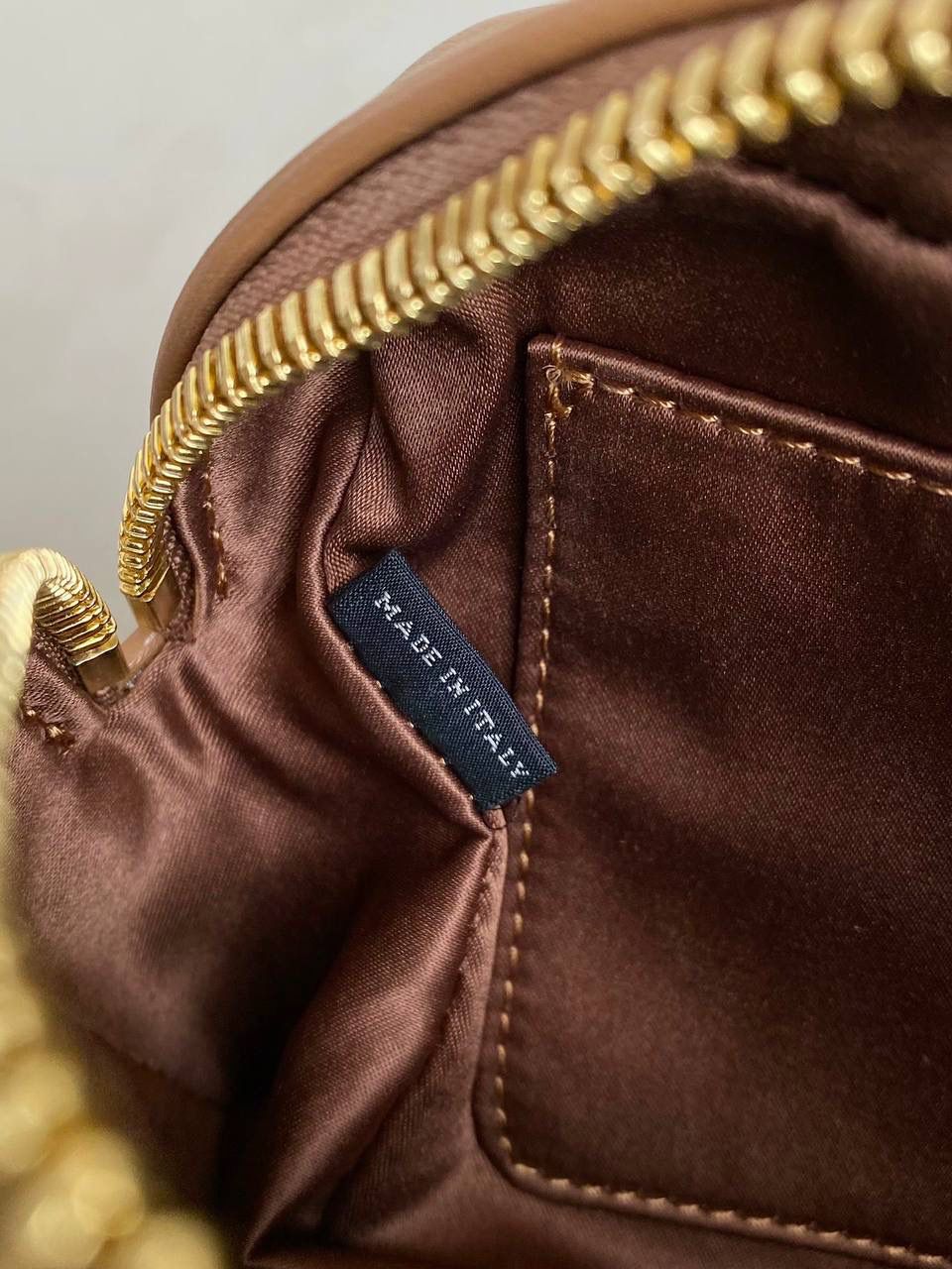 🈶焦糖小号， 𝗠𝗶𝘂𝗠𝗶𝘂褶皱保龄球小方包 火爆全网都不用多说，人手一只的程度 我们用的是进口小羊皮！非国产皮料 肉眼可见的细腻，软软糯糯触感非常好！ 他家经典独特的褶皱工艺，是要有一定厚度 底料太薄了都做不出它的饱满和弹性 更不是市场通货干瘪瘪的褶皱，实在太假 我们新合作的老师傅在这细节上扣的很认真 一缕一折都有zp的神韵，且做到对版！！ 追求高品质的来🔥⚡️ 13×19×6m #F0012m