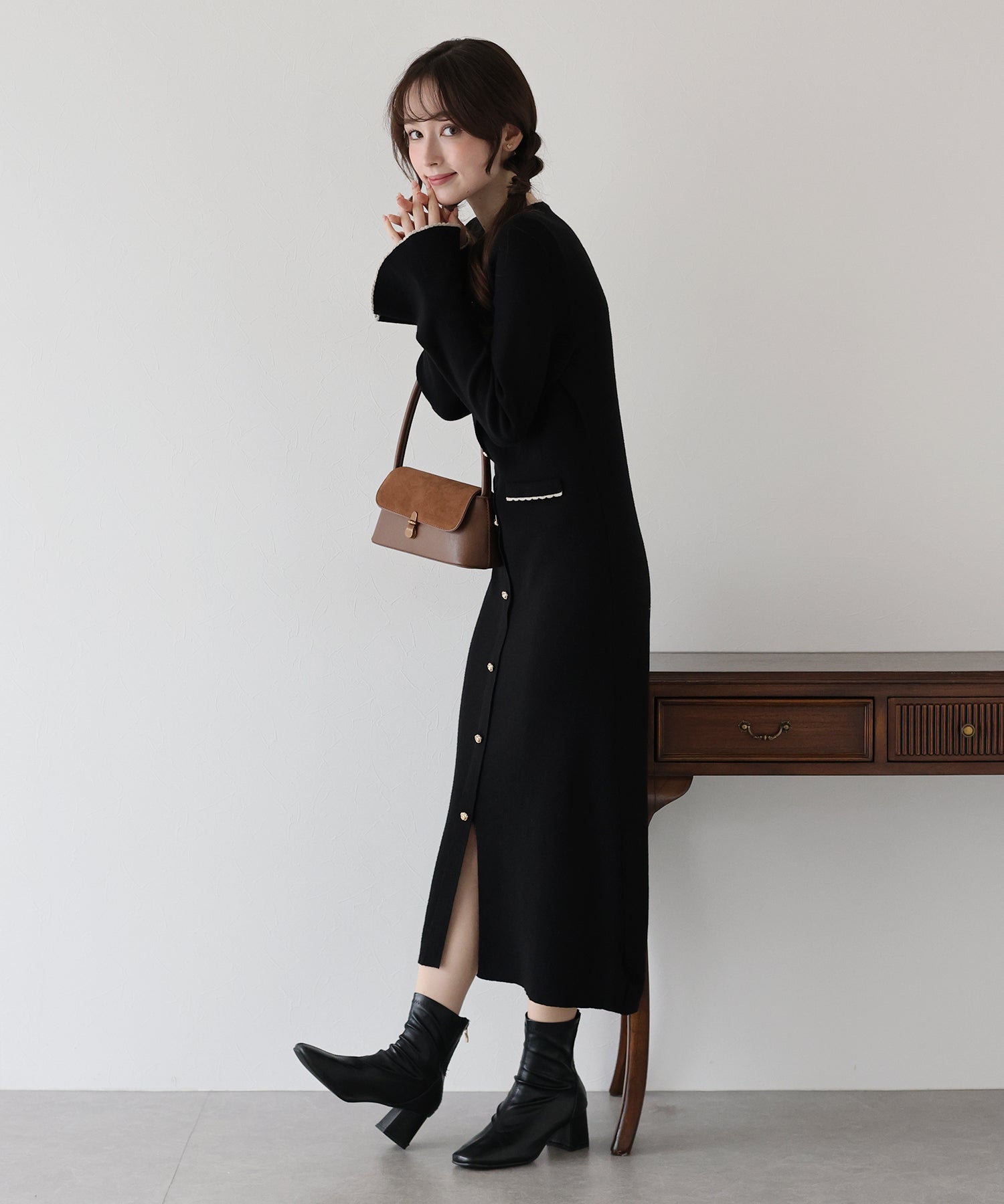 <限量現貨> 溫柔知性．小花邊拼色金鈕Knit Dress * black