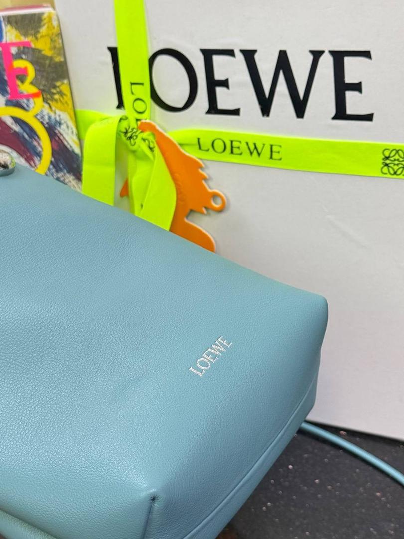 🎈（全钢）新款𝗣𝗲𝗯𝗯𝗹𝗲 𝗽𝗼𝘂𝗰𝗵手机包 ——【水蓝色到货💕】 尺寸：𝟮𝟭.𝟱-𝟭𝟳-𝟳𝗰𝗺 编码：652406 👉🏻采用进口纳帕小牛皮材质•包包手感超级舒服柔软•自重超轻。 👉🏻正面装饰两颗闪亮的𝗽𝗲𝗯𝗯𝗹𝗲配饰•精致可爱时髦•可调节肩带•腋下单肩斜跨皆🉑。 容量超大•可容纳5到6部手机•日常出行一个包就够啦😍