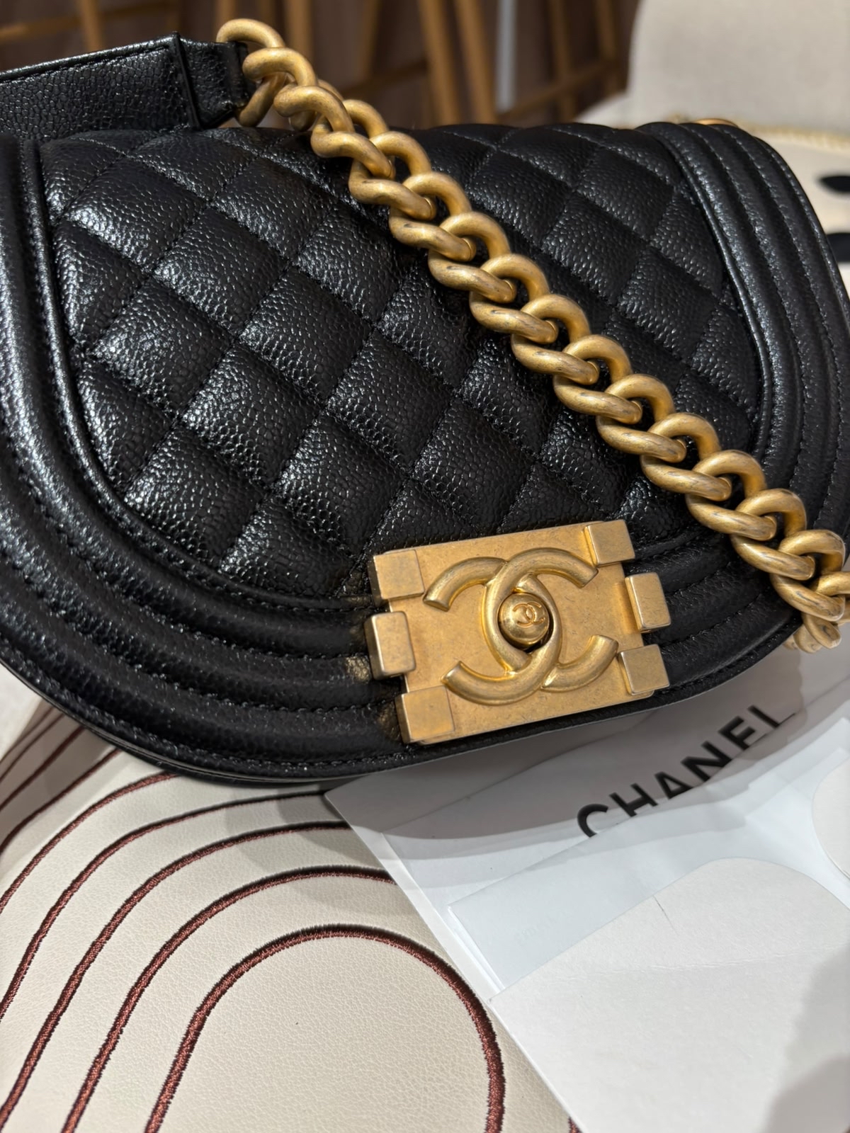 Chanel boy 黑色荔枝牛皮金鏈半圓boy 100%Authentic,98%new ✅香港專門店收據✅晶片✅塵袋✅box