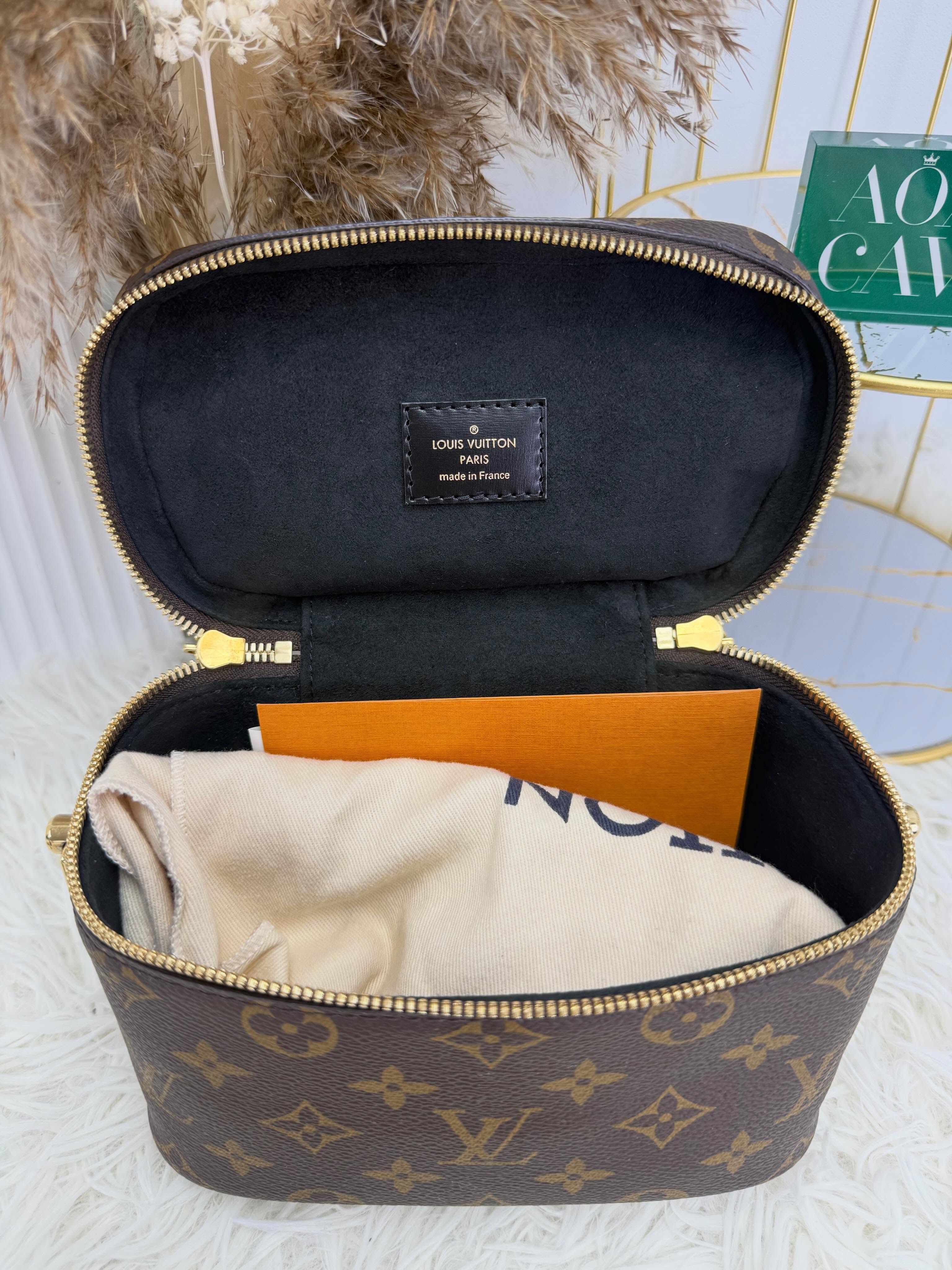 Lv👜 PRE OWNED 🛍️ 化妝包 有鏈條 晶片款 有單全套🤎  18.5*10*12cm  配件: 塵袋，晶片款 ，2021年單，鏈條，盒 💰優惠價 $11980 98%new  #收袋王  喜歡的話快點pm/whatsapp 我們💓 銷售熱線51111 321（whatsapp)  我們服務包括有：手袋飾物回收、手袋置換(一換一、一換多也可以） 、專業手袋鑑證、專業手袋護理  購買方法 🏢親臨門市 荃灣南豐中心15樓1521室（荃灣地鐵站a出口1分鐘到）敬請預約 ❤️只賣正品正貨，任驗💓🫰🏻 ❤️‍🔥本店為香港註冊公司絕對真貨，信心保證👍🏻 🫰🏻本店設有鑑證服務，有駐場鑑證師  ✨歡迎追蹤我哋各個平台緊貼最新優惠x貨品🔥😍 👇🏻👇🏻👇🏻👇🏻👇🏻👇🏻👇🏻👇🏻  ⭐️Instagram: aoaocave  🌈Facebook: aoaocave收袋王  🔥Carousell: acluxuryhk  👆🏻👆🏻👆🏻👆🏻👆🏻👆🏻👆🏻👆🏻  ___________________________  Disclaimer🫰🏻All trademarks and copyrights are reserved to the original brand holders. @AOAOCAVE sells only authentic goods and is not affiliated with any of the brands mentioned.  @AOAOCAVE 跟任何品牌無關，而且沒有持有任何品牌資版權，亦沒有與任何品牌合作。所有商標及版權歸屬於品牌坊所有，帖子只作分享用途。  #aoaocave #手袋回收 #名牌買賣