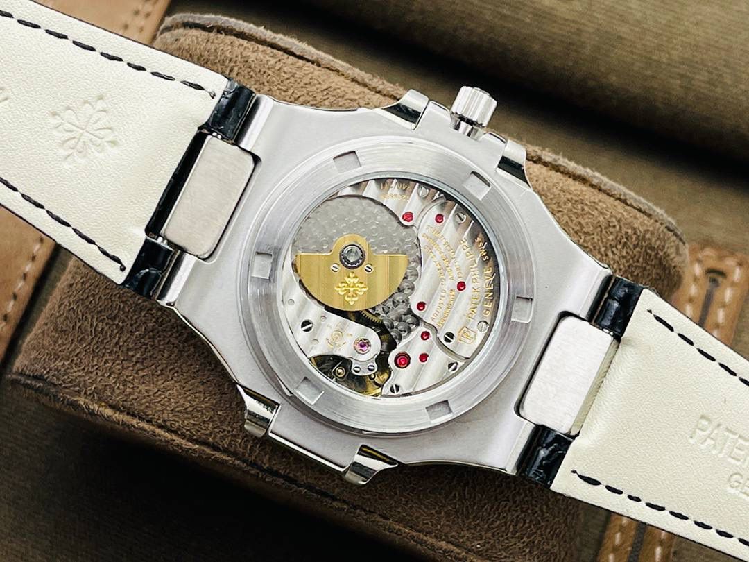 V3升级版 【市场最高品质版本】百达.翡丽Patekphilippe运动系列（鹦鹉螺）5724（霸道总裁）升级版珍珠陀！ 1⃣️所有功能同正品（10字位动能显示，7字位日历和月相 4字位小秒针），和原装一样的带水平压纹图案，带荧光刻度 ！ 2⃣️直径40毫米，904L精钢镀金，蓝宝石玻璃镜面。 3⃣️5722和5724款的外钻为施华洛世奇钻，通透闪亮，气质非凡。在目前技术范畴内尽可能接近原装，此款腕表可以让您驾驭所有场合！ 匠心之作 欢迎您的品鉴！（现在买就送定制版一支商务用笔，让您的品味十足，气派十足，从容面对任何挑战）