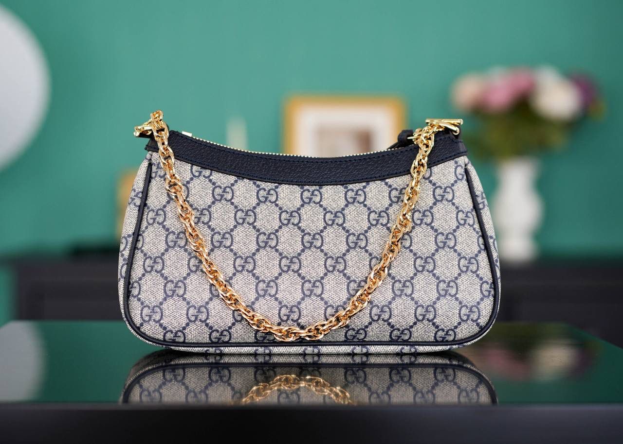 🥯Ophidia系列小号手袋 草莓包午夜蓝色 25cm 这款草莓包惊喜感非常强， 经典的元素搭配小巧可爱精致时髦挂饰， 金属链条和经典红蓝织带，复古感十足且百搭， 可爱又别致的小草莓是点睛之笔， 整个包包很轻便，特别好背呢~ 官方款号 735132 尺寸：25x15x6cm