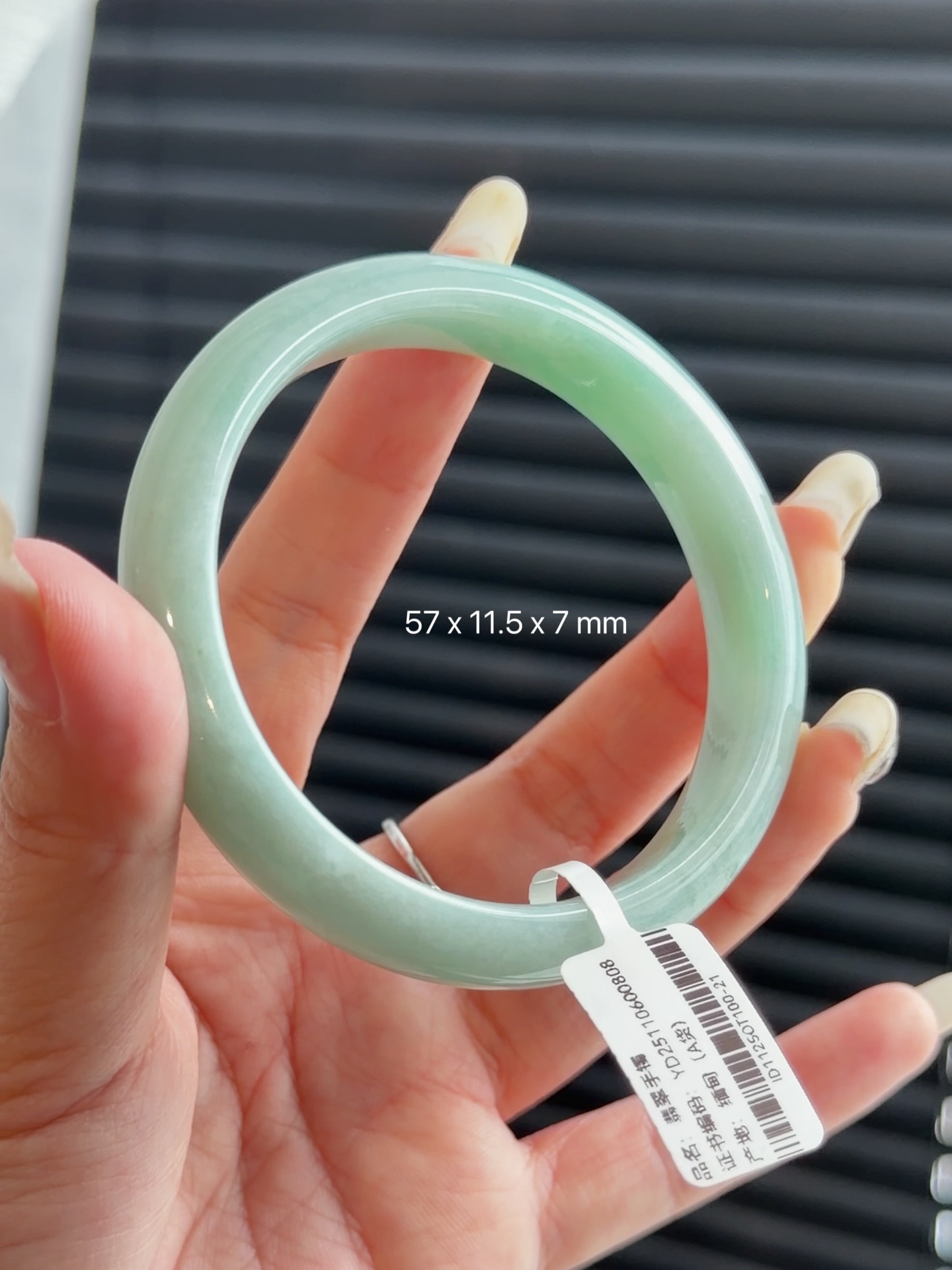 ✨ 马来西亚现货 · 手镯现货发售 ✨💚果绿色调娇润光泽的翡翠手镯，绝对的显白神器💎 手镯尺寸 • 圈口：57 mm • 宽度：11.5 mm • 厚度：7 mm 📄 附证书 每只手镯均附专业鉴定证书，安心选购 ✔️ 🕊 鉴赏期 支持鉴赏期，购买更放心 🌍 全球配送 马来西亚现货，支持全球邮寄 ✈️ 📩 欢迎私讯咨询 / DM 查看细节与实#马来西亚翡翠 #怡保 #吉隆坡 #新山 #新加坡