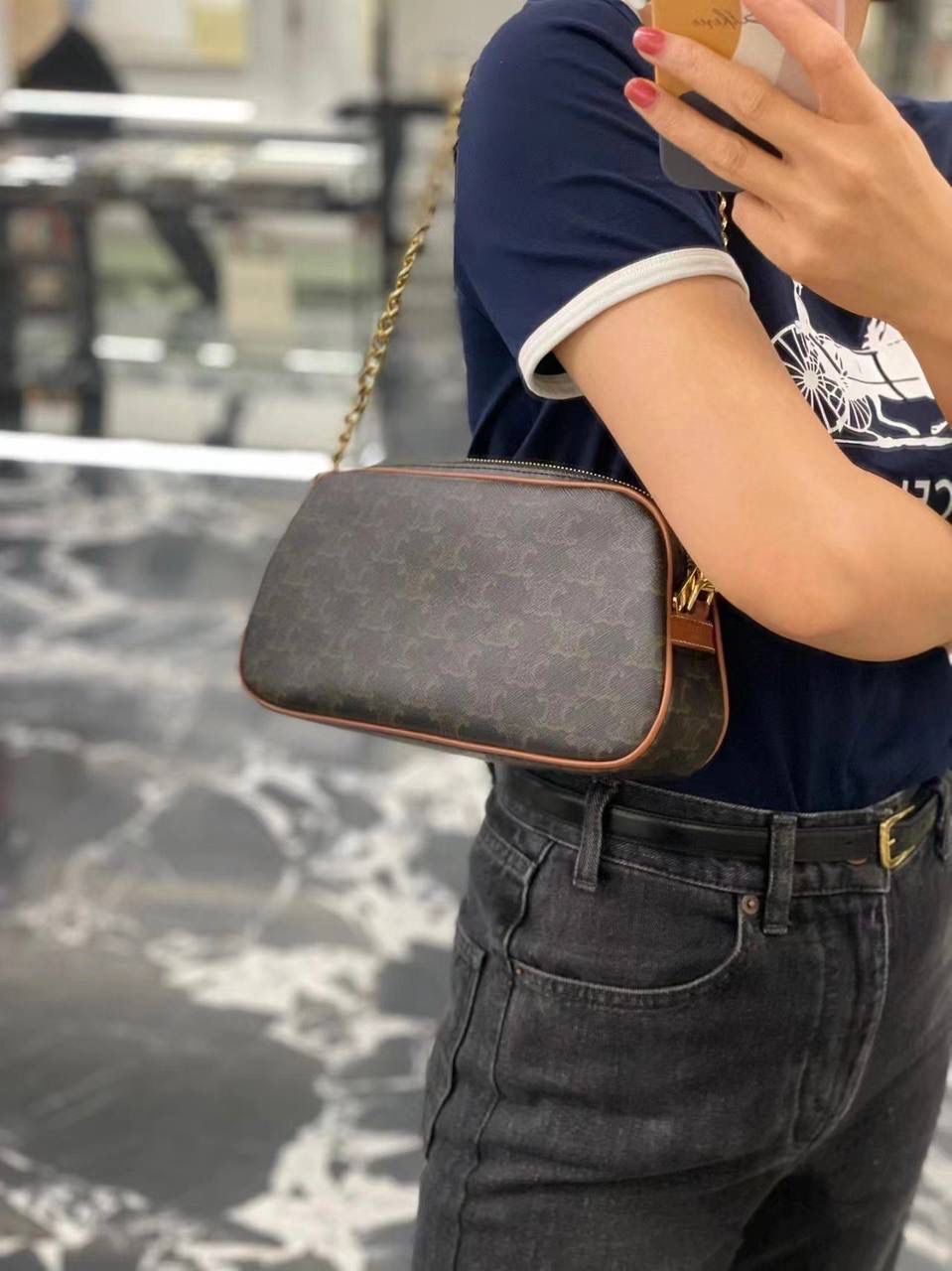 🔥大货实拍图 𝗖𝗘𝗟𝗜𝗡𝗘 ♥️ 𝗠𝗨𝗟𝗧𝗜双肩带相机包 型号：114122 尺寸：24*14*5cm 今日份安利💁‍♀️𝑪𝒆𝒍𝒊𝒏𝒆上新款啦！以独特的设计理念，成为又一个新的精巧之作！此刻有两个链条，真的好爱，即可单肩又可斜挎～