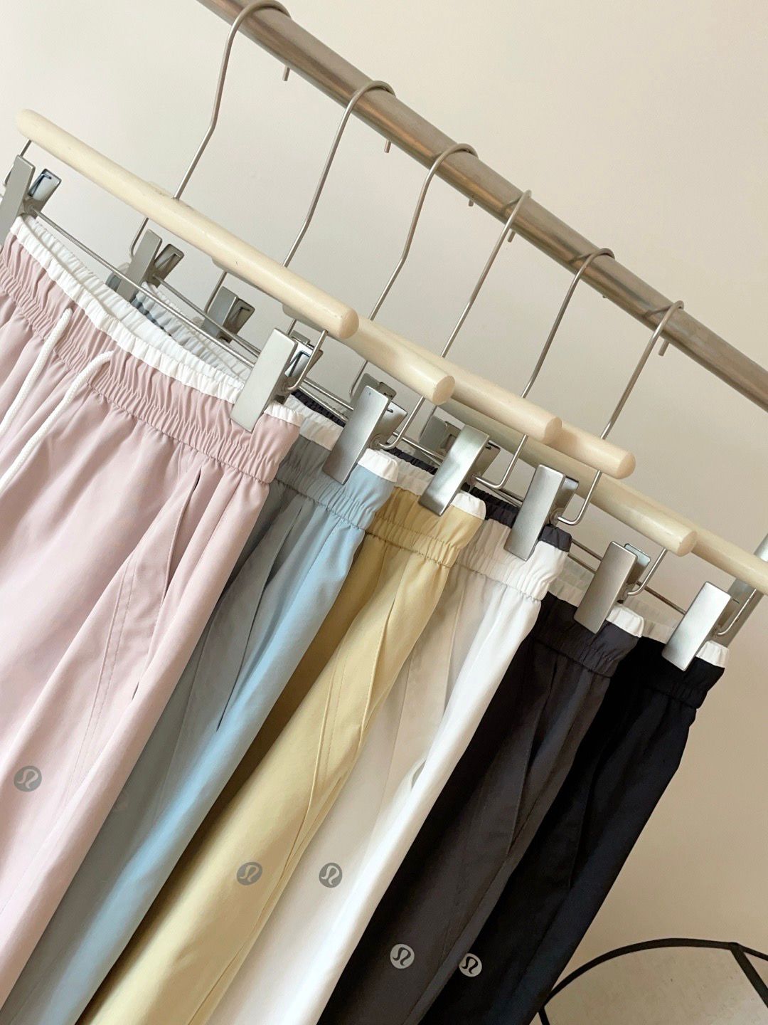 $105條。2條起$95條。lulu冰絲撞色工裝褲