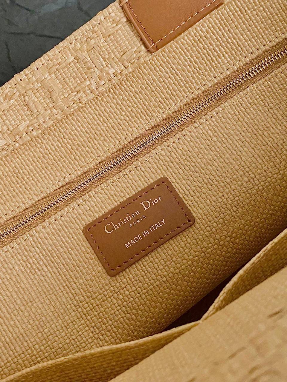 🈶中号 𝗗𝗜𝗢𝗥 𝗯𝗼𝗼𝗸 𝘁𝗼𝘁𝗲 拉菲草 不得不说，D家确实好会玩啊 可以背的托特来了！简直不要太棒 在最最最经典的托特上又衍生爆款了🤟🏻 全新拉菲草材质编织立体菱格，有种野奢感😎 这两年草编包很火，高级的度假风 我要迫不及待到假日啦，想去浪的心啊😍😍 36×16×27cm