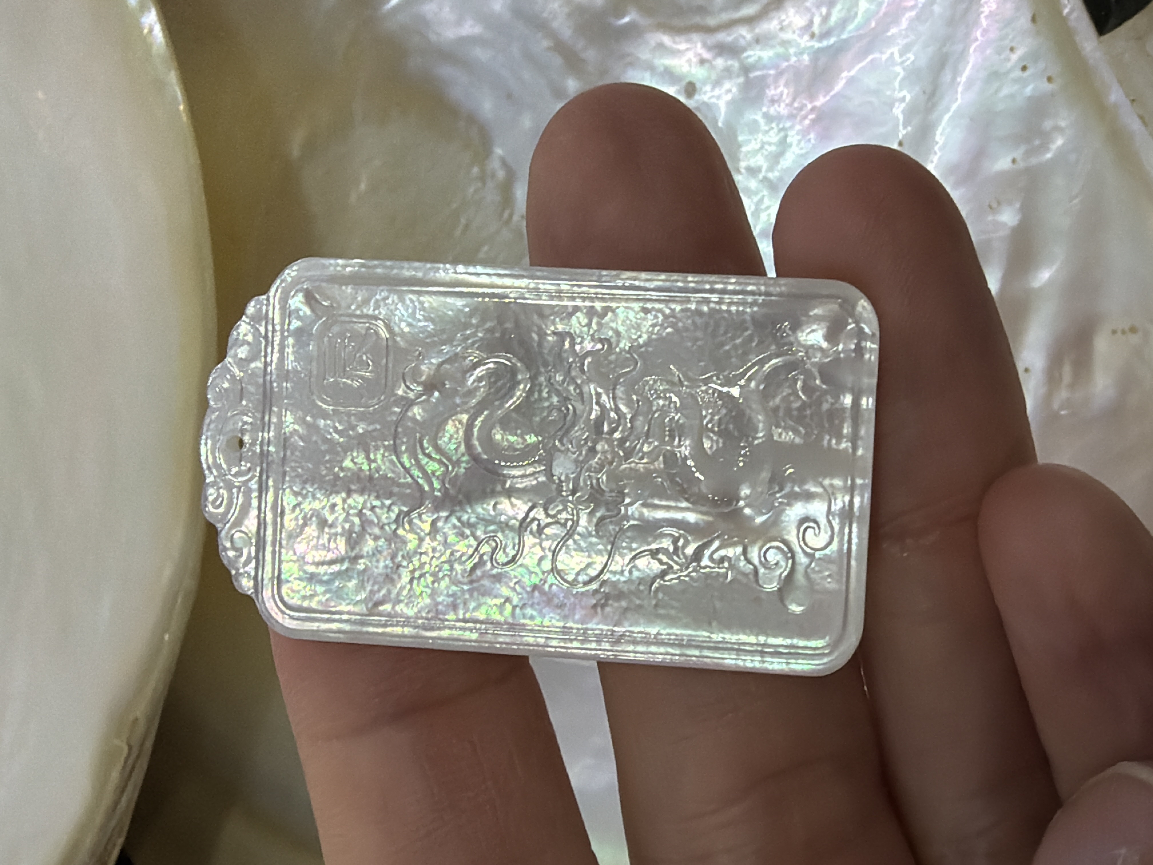 農曆新年巨獻（30%off) 印尼純天然白貝母精雕 #21 屬龍守護 普賢菩薩4*2.3cm（會加持配頸繩）