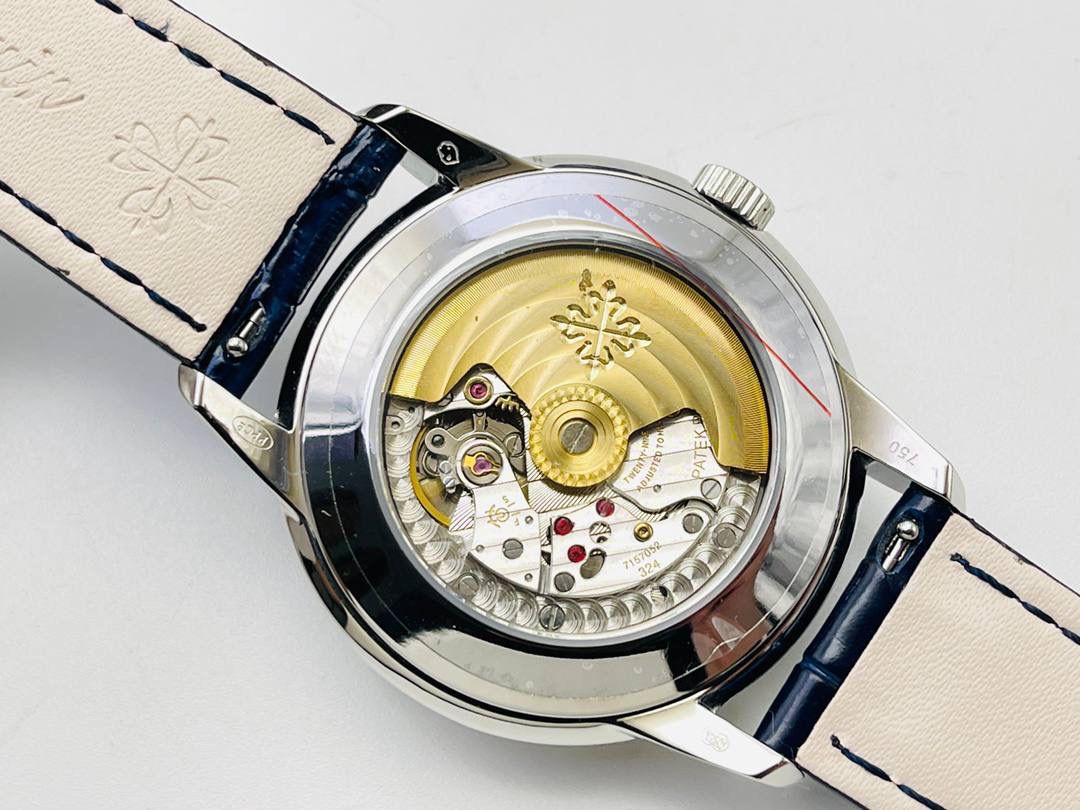 百达翡丽5320G-001超级复杂功能时计腕表！🚀🚀 1⃣️直径40毫米！ 2⃣️一体冲压成型的双层式精钢表壳，致敬了经典的设计语言奶油色的表盘营造复古氛围，表盘边缘刻印有密分秒数刻度，配金质阿拉伯数字及五分钟凸圆刻度字钉，更有立体感。时分指针以巴顿式设计为基础，配以尖长的针尖，这特色造型是呼应了 1950 年代 Ref. 1463 计时码表的指针。表盘6点位置是月相显示和日期分拨。所有的万年历标志都很好，一眼就能读懂。 3⃣️搭配仿324 S Q 自动上链机芯，是 324 自动上条传奇机芯的精装版本。机芯夹板桥经倒角，边缘作细意打磨，主夹板饰以鱼鳞纹，而夹板则缀以日内瓦波纹，夹板表面有包金雕刻，螺丝凹槽经打磨和倒角，连钻孔亦同样经打磨处理。 4⃣️搭配朱古力啡色牛皮表带，进一步带出复古气息。
