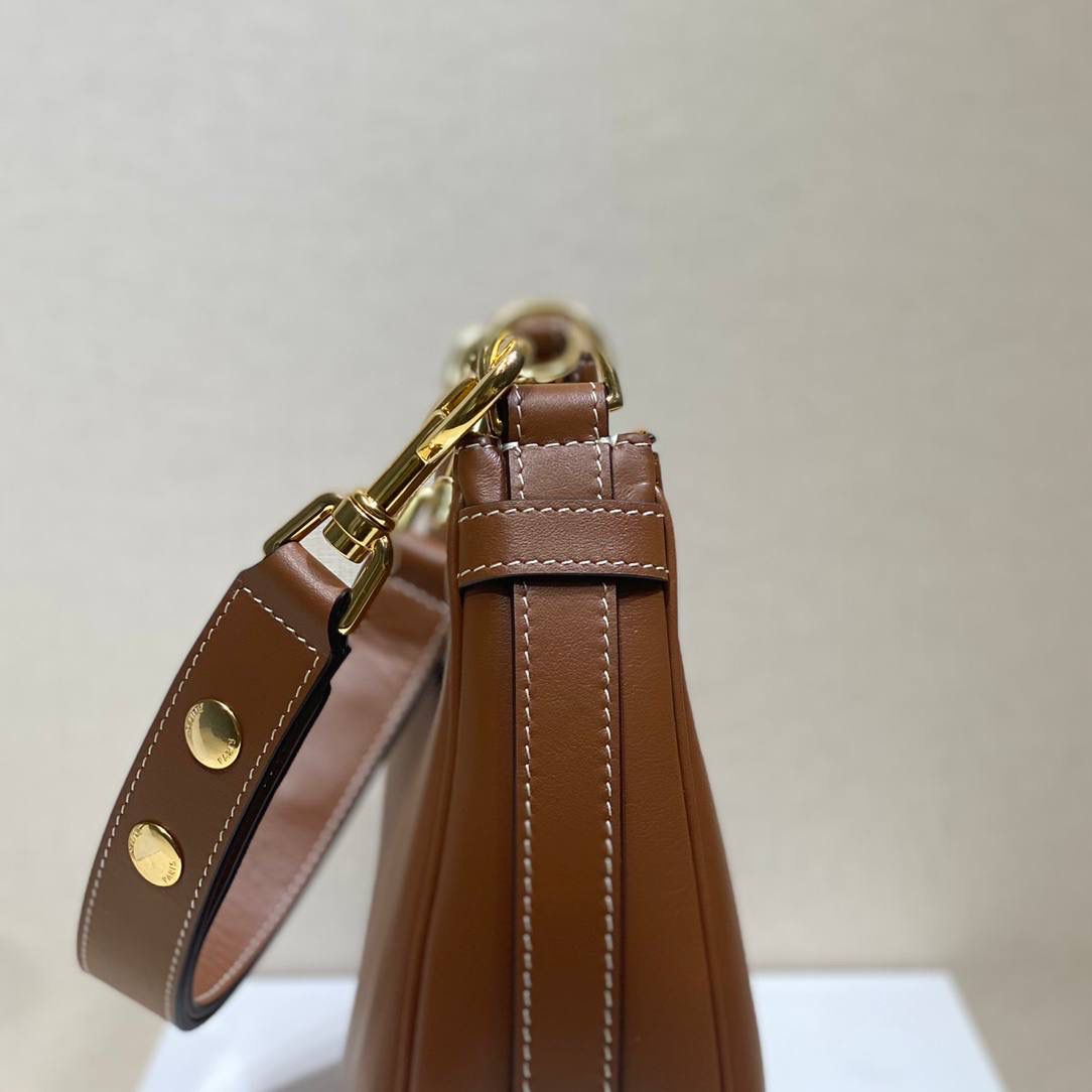 🔥大货实拍图 𝗖𝗘𝗟𝗜𝗡𝗘 ♥ 𝗔𝗩𝗔 𝗦𝗧𝗥𝗔𝗣 独特新月包型打造摩登格调，醒目金属圆环与考究皮革饰带点缀，匠心与巧思交织，定格别致意趣造型。型号：196923 尺寸：24*13*7cm