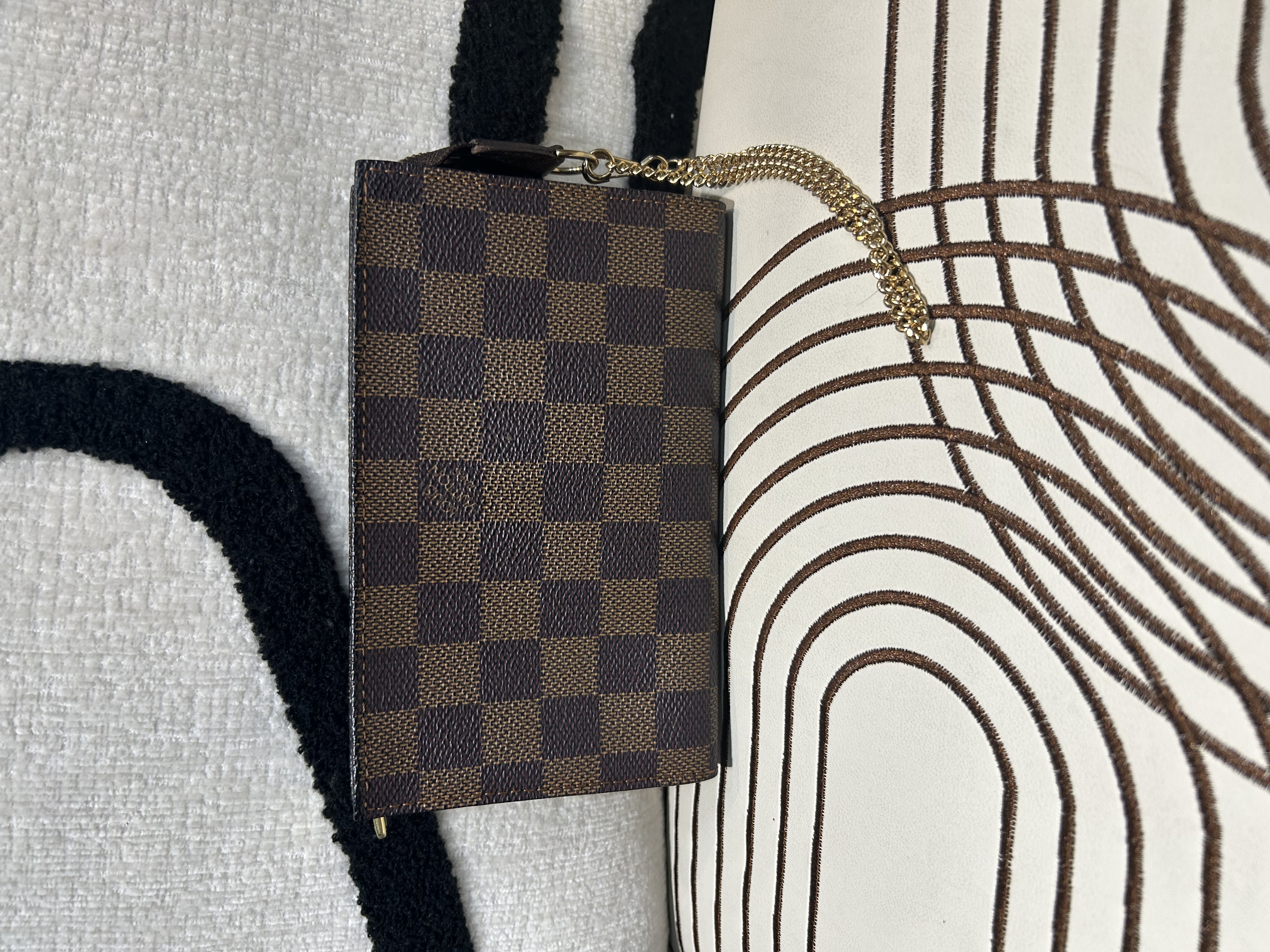 LV Pochette Damier 100%Authentic, 95%new