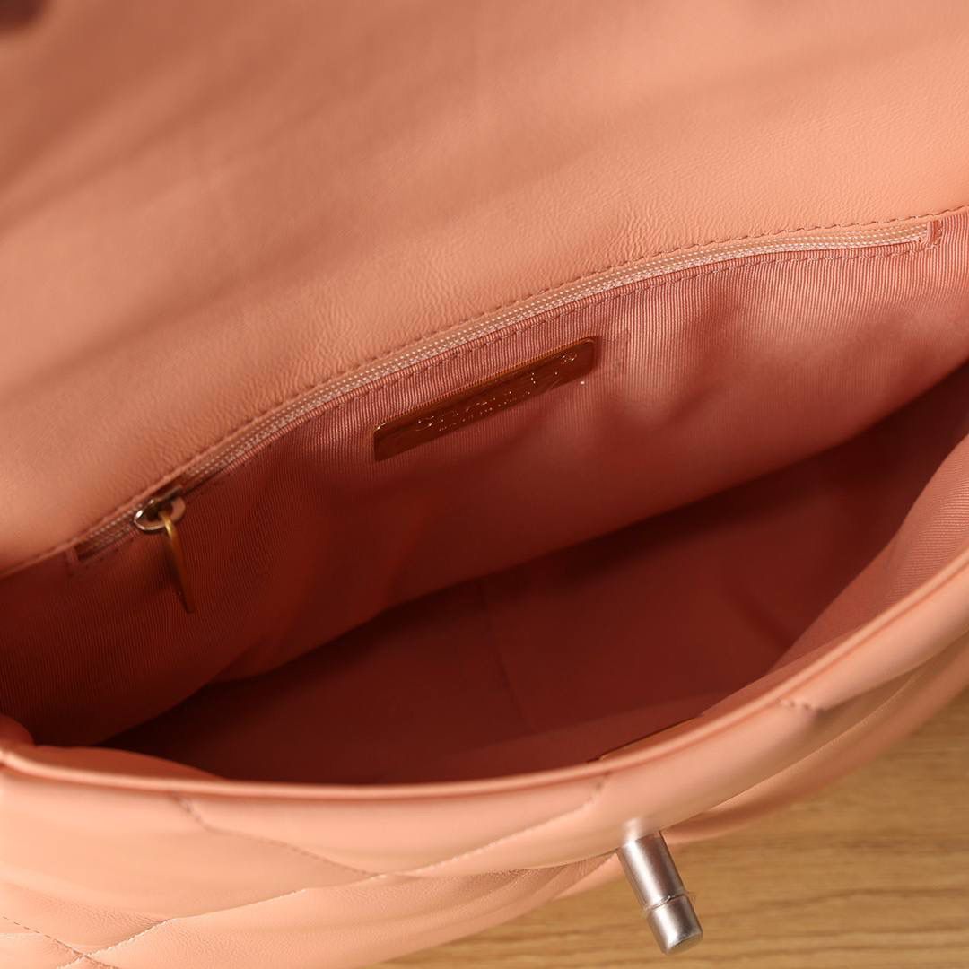 chanel 19 bag 粉色❤️‍🩹👜小号 独家渠道货 方框 原厂正品皮 小羊皮系列✨以诞生年份2019命名的小香19手袋 每针每线都是符合正品工艺 尺寸：16 x 26 x 9cm