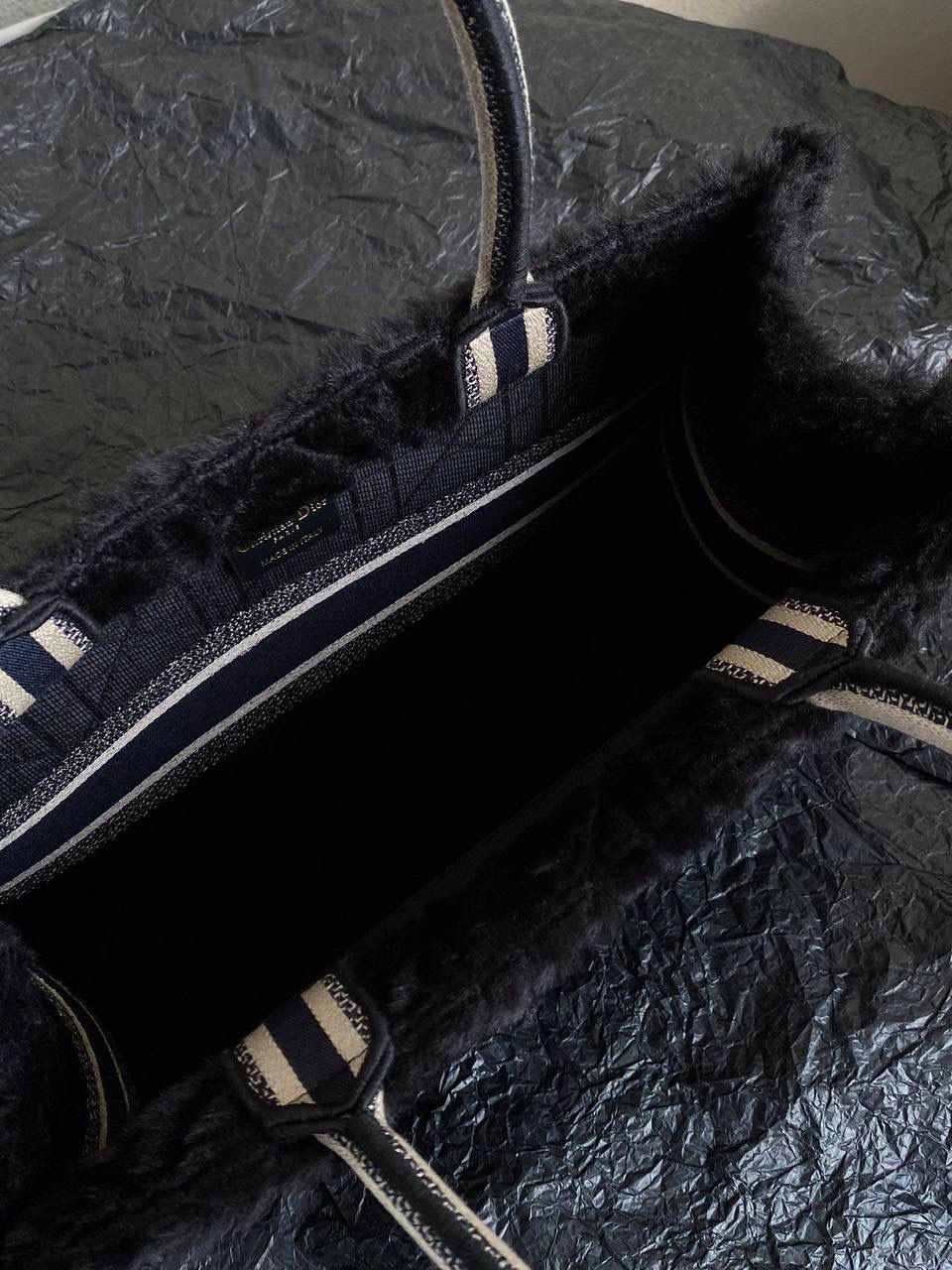 🈶黑蓝中号 𝗖𝗗 𝗕𝗼𝗼𝗸 𝗧𝗼𝘁𝗲 毛茸茸 最新冬季款简直不要太可爱呀🥹❤️ 皮毛一体的切割工艺，真的绝美 软乎乎的手感，暖暖的绒毛太治愈了 自带温柔属性的贵气氛围感，还很显嫩 磕到我心巴上了，忍不住心动一万次 秋冬战包的第一只，必是它！冲鸭😎🖤 36×27×16cm