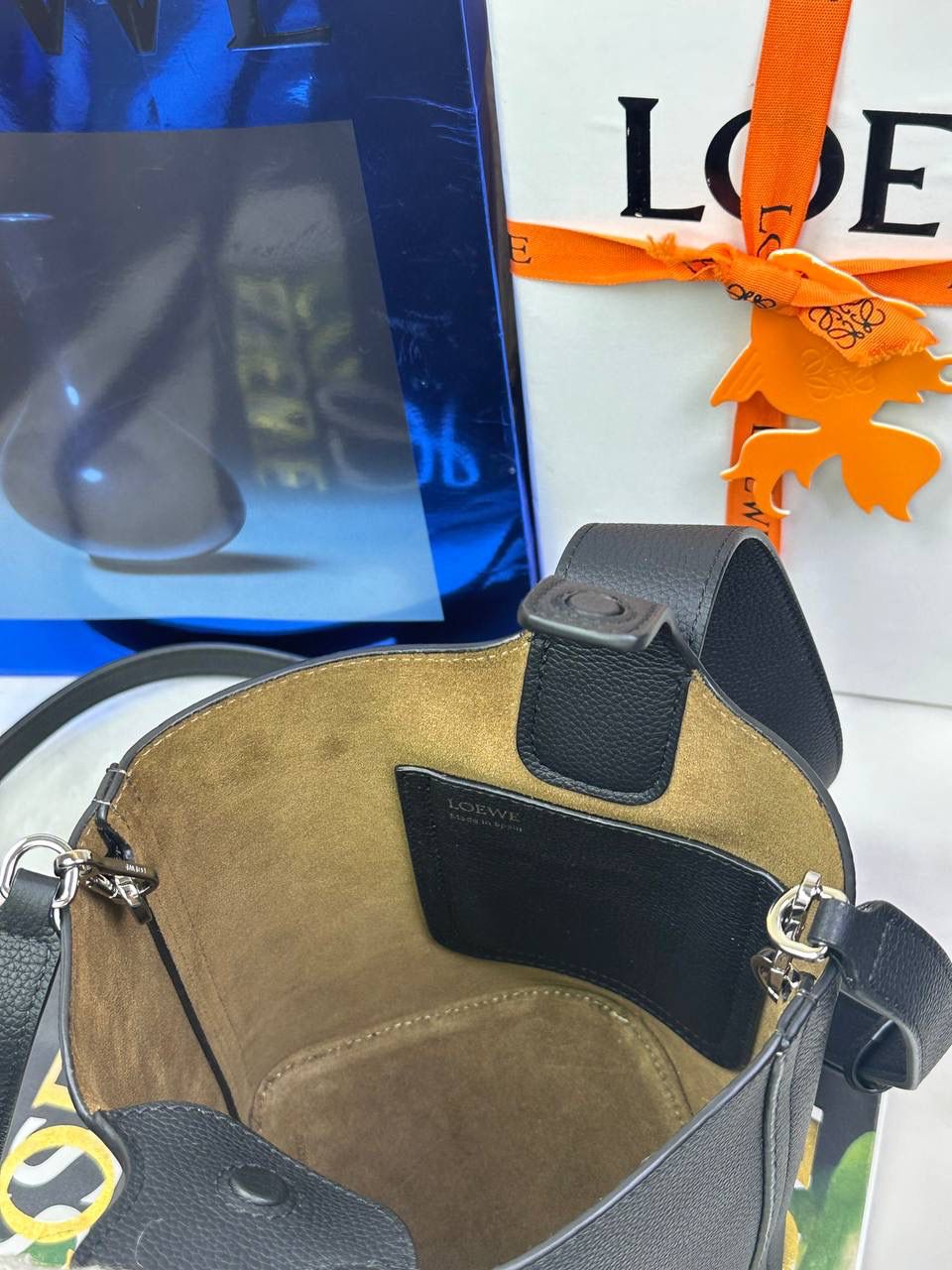 ♥️𝙈𝙞𝙣𝙞 𝙋𝙚𝙗𝙗𝙡𝙚 𝘽𝙪𝙘𝙠𝙚𝙩 ——【黑色荔枝纹】 尺寸：𝟏𝟔-𝟏𝟔-𝟗.𝟓𝐜𝐦 编码：062339 🎈标志性Anagram鹅卵石点缀，配以纯粹简约线条以及瞩目设计风格，诠释全新𝙋𝙚𝙗𝙗𝙡𝙚手袋👜 🎈自带一根🉑拆卸🉑调节的肩带，一包多背，多样化风格，秀场大放异彩😀内里容量超大，日常实用性强👌 🎈配全套专柜礼盒🎁，给你满满的仪式感👀