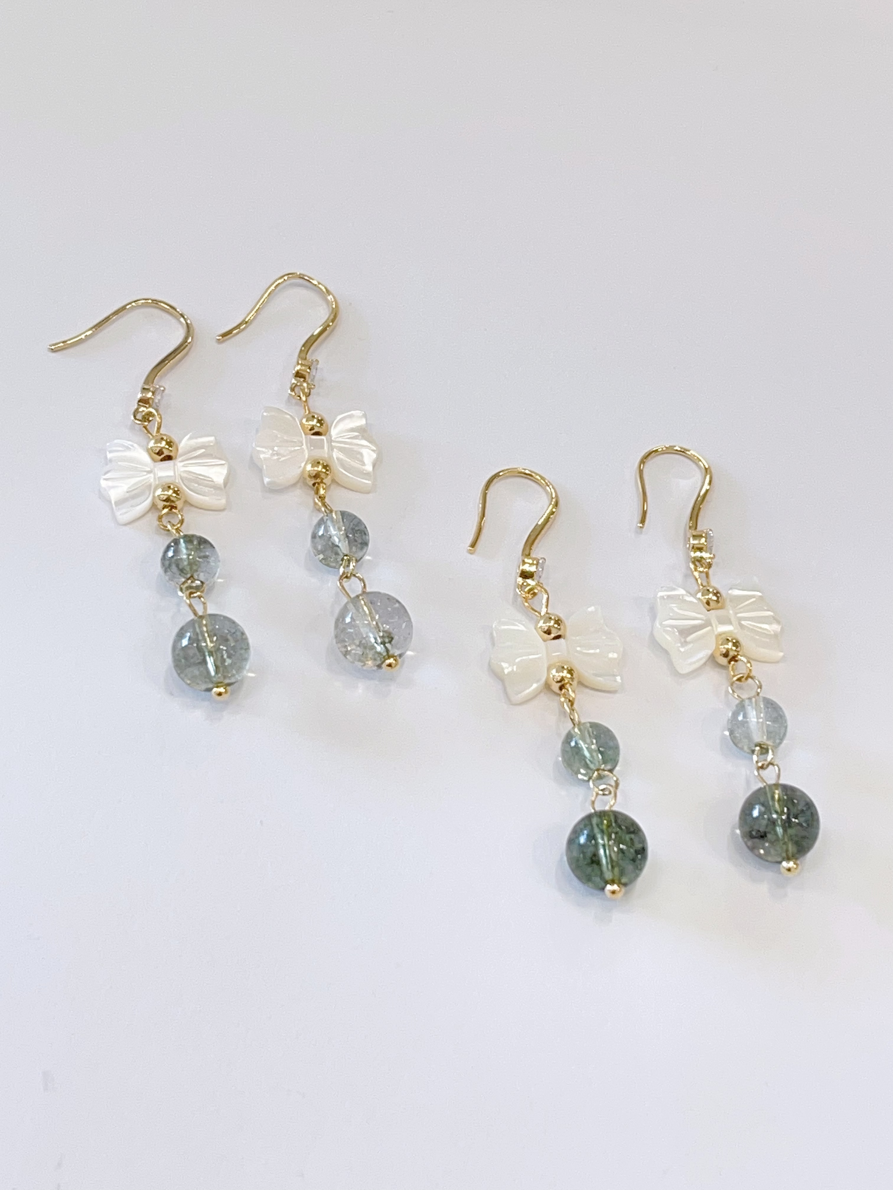 高级感蝴蝶结搭配小绿珠子耳环