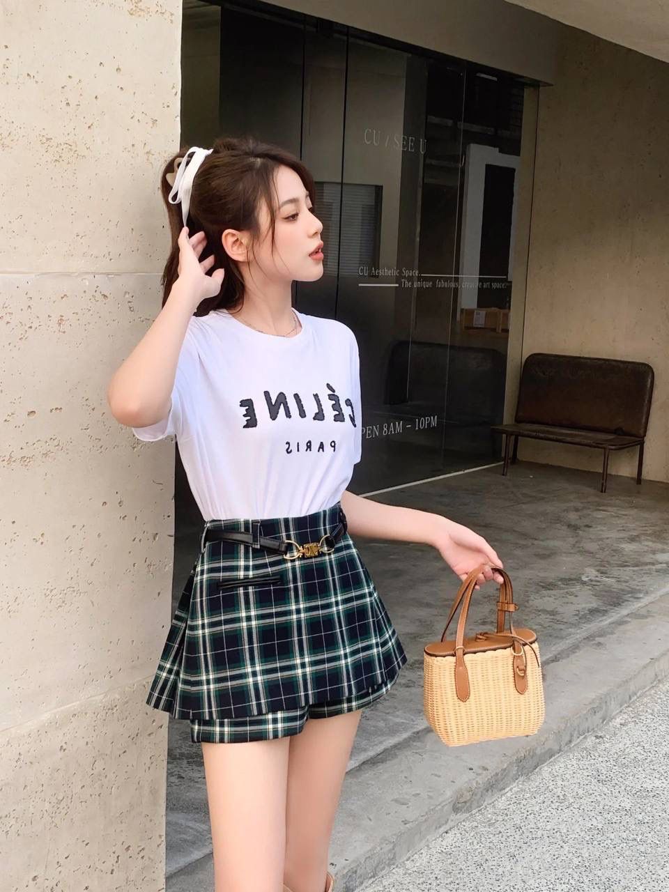 🈶棕色 𝗠𝗶𝘂𝗠𝗶𝘂藤编款 好喜欢编织风的清新与浪漫 满满都是梦幻般的高级感 这款小篮子独特的甜美气息 真的嗲爆了！纯手工编织配小巧精致的包型 超级让人着迷～ 随手拎着夏日感直接拉满 去野餐或海边度假，更是绝绝子 miu女孩们菜篮子的季节来咯 快来买它！ 15×20×8.5cm #F0030m