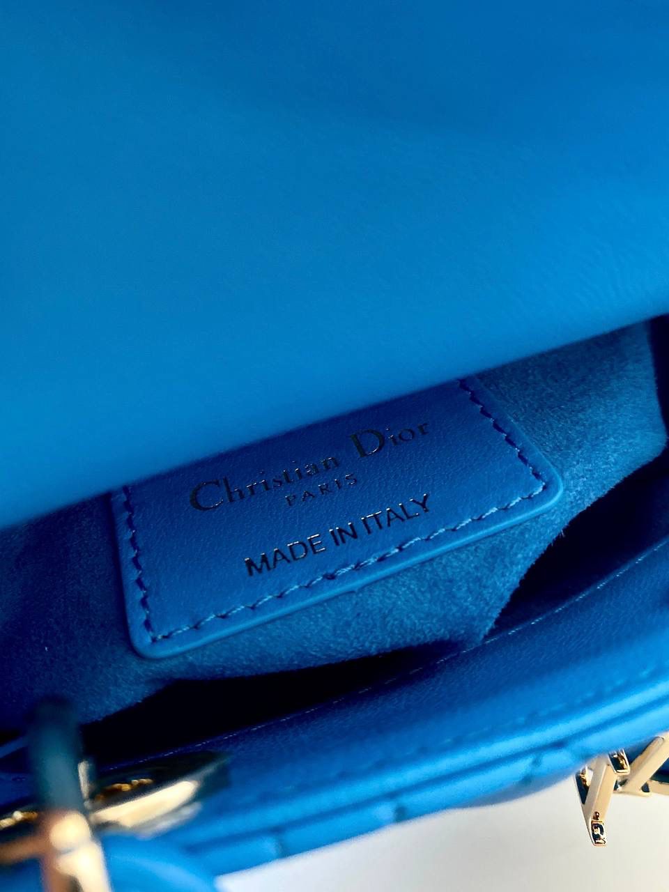 𝗗𝗜𝗢𝗥 𝗺𝗶𝗰𝗿𝗼 𝗹𝗮𝗱𝘆 𝗯𝗮𝗴 🈶电光蓝 火爆全网的最新超mini系列 天阿噜！小小只，简直太太太太可爱了！ 精致到巴掌大小，无敌治愈我这颗少女的心啊！！🩵🩵 size：12×10×5cm