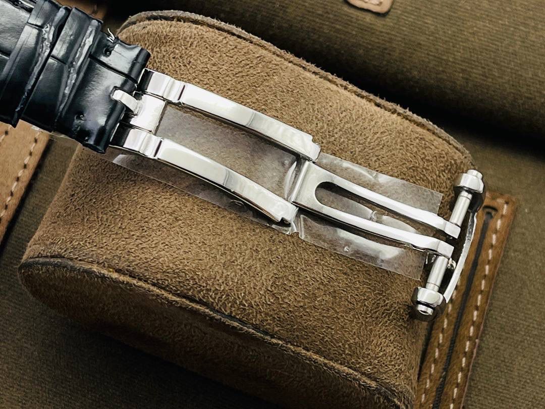 V3升级版 【市场最高品质版本】百达.翡丽Patekphilippe运动系列（鹦鹉螺）5724（霸道总裁）升级版珍珠陀！ 1⃣️所有功能同正品（10字位动能显示，7字位日历和月相 4字位小秒针），和原装一样的带水平压纹图案，带荧光刻度 ！ 2⃣️直径40毫米，904L精钢镀金，蓝宝石玻璃镜面。 3⃣️5722和5724款的外钻为施华洛世奇钻，通透闪亮，气质非凡。在目前技术范畴内尽可能接近原装，此款腕表可以让您驾驭所有场合！ 匠心之作 欢迎您的品鉴！（现在买就送定制版一支商务用笔，让您的品味十足，气派十足，从容面对任何挑战）