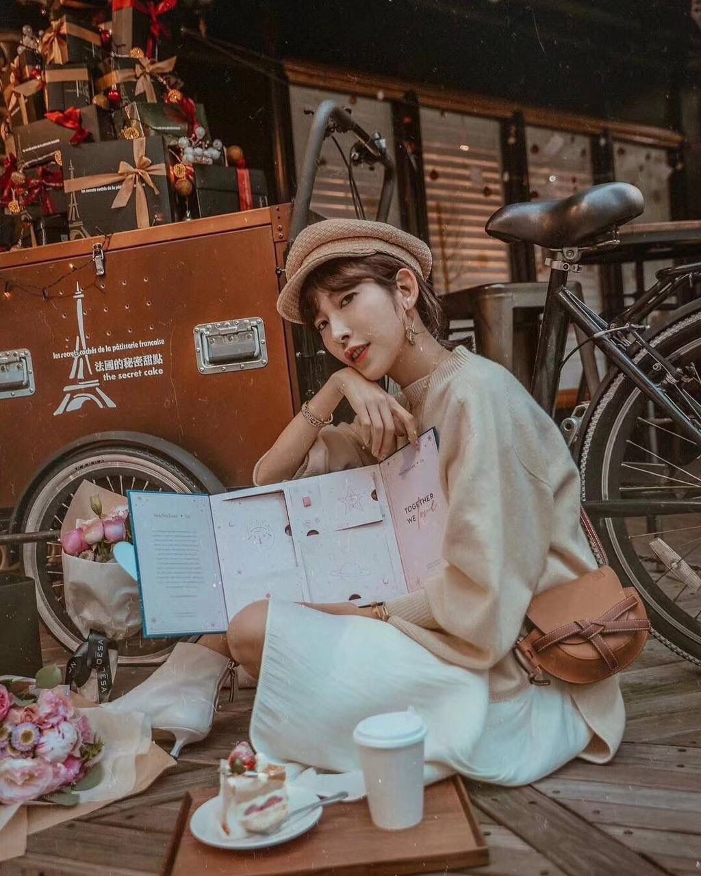 Loe❤️we专柜官网主推最新颗粒纹GATE BAG 👜蝴蝶结🎀不仅是装饰，也是包盖的唯一插口。全包只有一个带品牌精致logo 的子弹头式黄铜插鞘，没有其他五金配件，完全是高大上的西欧传统皮革工艺性和设计风格，So 自重轻便，肩带🉑️调节长度，任何身高妹纸都可驾驭，这点很nice了💃💃 👜小号尺寸:20*19*11.5cm,包身是非常柔韧的颗粒纹小牛皮，内部是麂皮，两个隔层，有一个卡袋，装得了短钱夹，手机，口红💄，气垫等，容量非常感人😇假如想带个kindel 也还是可以的哟😍😍 👜林允儿同款焦糖色，再撞个经典红棕色，包包马上upgrade ⬆️个几阶[得意]，高大上的气质感[色][色]，一眼就种草[色][色] 👜zp拆包定制，高端独家私定制五金，小牛皮，德国进口纱菲线，zp工艺，让你尊享顶级品质！ 型号:061711棕荔枝