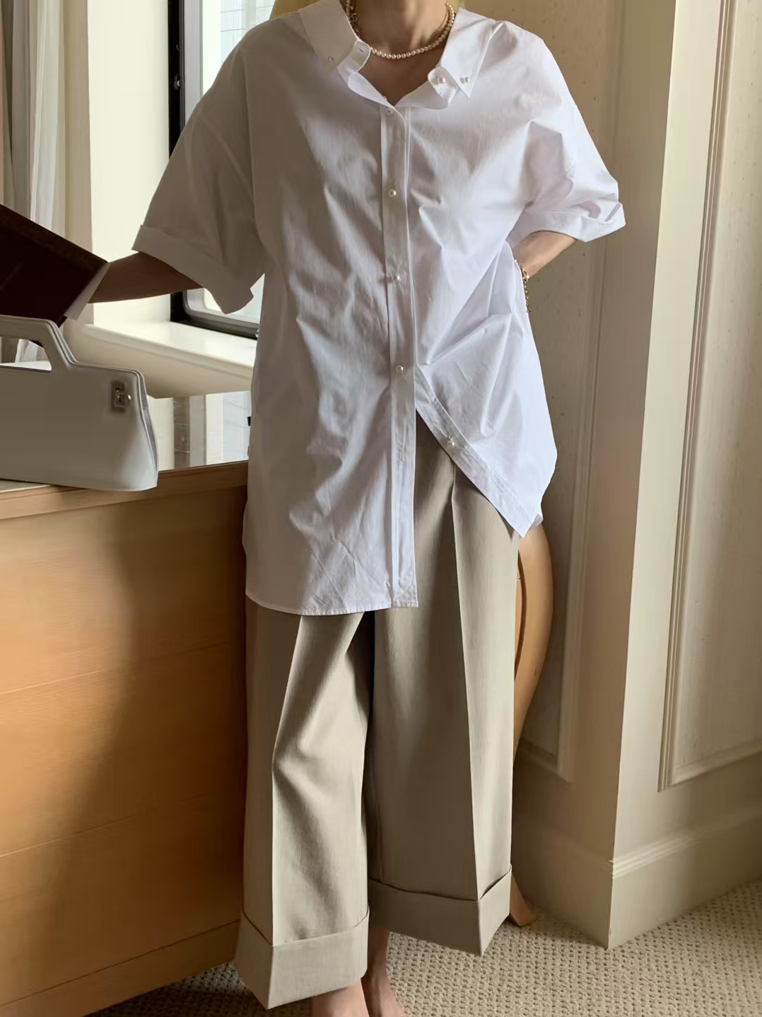 White Shirt with Pearl Buttons and Pleated Back Design ‖ 珍珠纽扣拼褶皱背设计衬衫 KR01115165