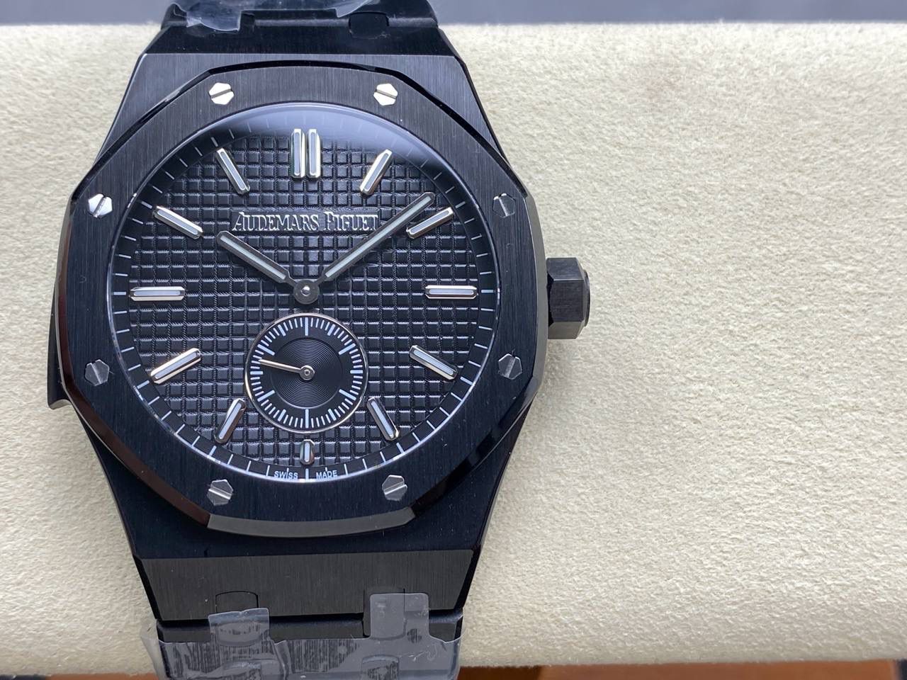 🚀AP爱彼 皇家橡树26591IP系列男士腕表，两针半 震撼上线：后盖升级透底，采用2953升级版机芯， 成就钢表巅峰—— 实力演绎 卫冕“钢”王！【5大精妙之处】 1.正品拆解开模，尺寸为42×11.3毫米与正品一致！ 2.完美还原正品表壳的每一处细节，尽显正品“棱角分明 坚毅果敢”的阳刚气质。 3.钢带的做工无可挑剔，比市面上任何钢带表做工均要更上一层楼，钢带头粒和表头衔接的“缓冲带”的松紧程度与正品一模一样，(可选配钢带款，胶带款) 4.爱彼2953升级版机芯，稳定，优秀，更真实。 5.表盘的“饼干纹理”立体饱满 搭配白金荧光时标和Royal Oak皇家橡树指针，体验精妙 感受不同！必属精品