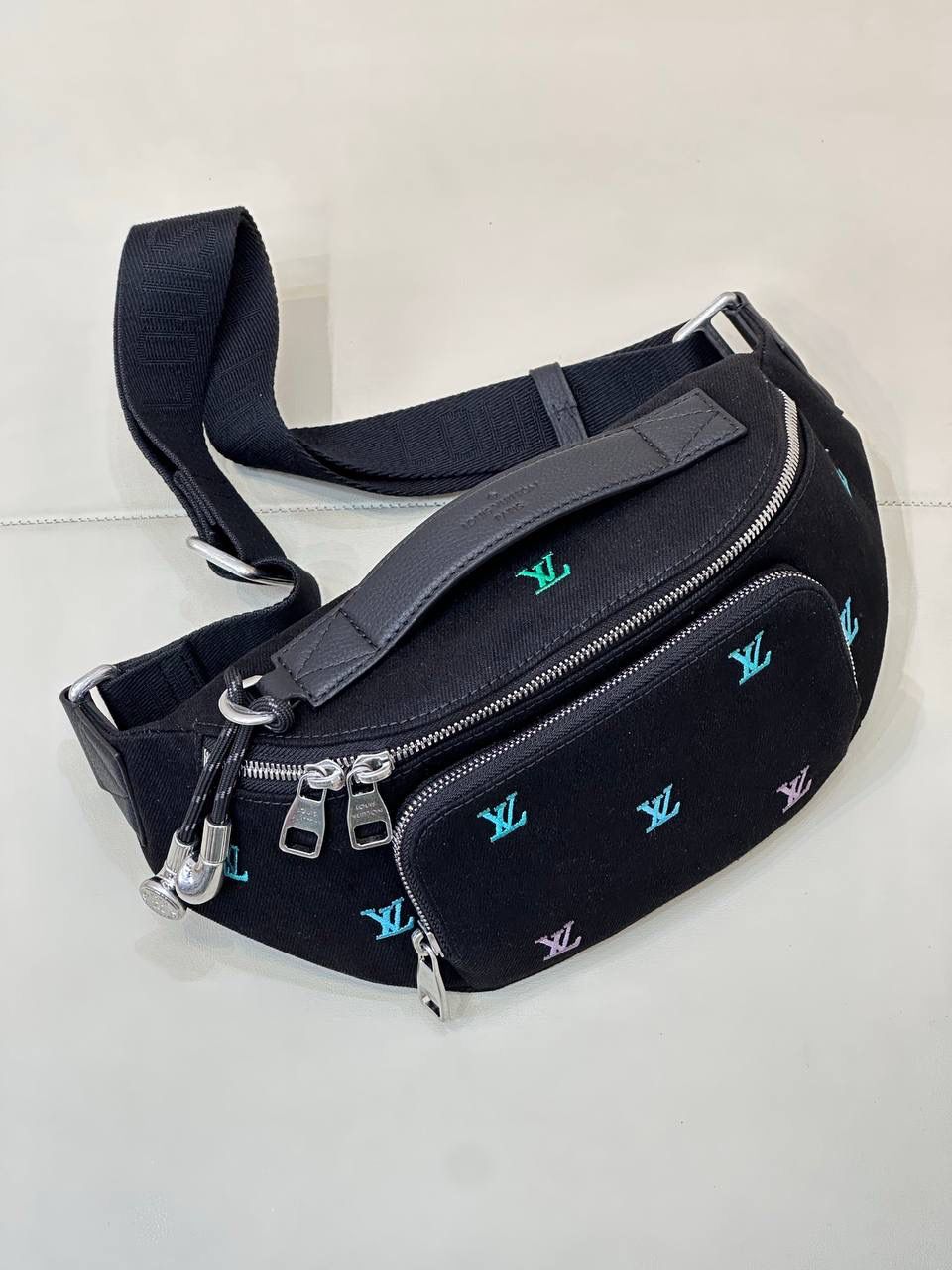 2025 早春｜LV 限定黑牛仔系列来啦 🖤🔥 LV 超有名的牛仔系列，真的不用多介绍～这一季直接上黑色牛仔＋渐变刺绣，比之前的蓝牛仔、粉牛仔更百搭、更日常，怎么看都很耐看 😍 尤其是这款腰包，真的谁看谁会心动！ 黑色丹宁材质，配上渐变字母刺绣， 又酷又年轻，背上瞬间很有潮流感 ✨