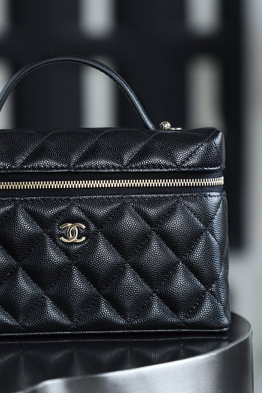 25P飯盒包鑒定版👜 一包一碼 支持全球鑒定查驗身份證原廠專G 三隻羊皮料過關清單資料可査詢 25P系列中的明星單品，lp飯盒包非常輕便，鏈條可拆卸當手拿包！ 小logo很高級，內斂的高級感！ 小而不廢，plus手機妥妥的容納，可甜可酷完美體現！ 五金：全鋼淺金扣 皮料：impala三隻羊中小球 尺寸：17*19.5*5cm