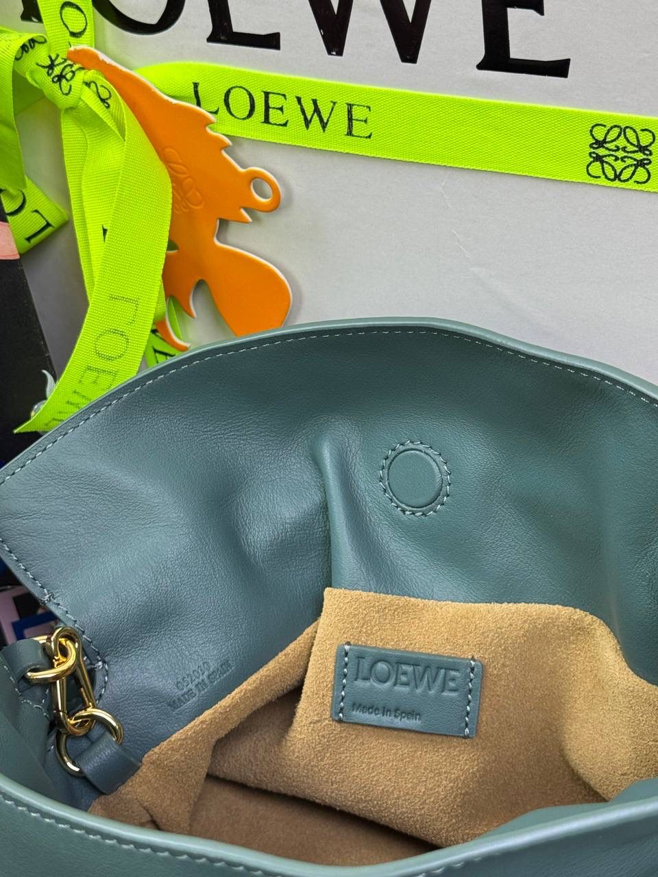 🎈全新升级—迷你烫金款𝙁𝙡𝙖𝙢𝙚𝙣𝙘𝙤出货啦✅ ❤️升级版福袋正面新增品牌烫金𝙇𝙤𝙜𝙤代替压印𝙇𝙤𝙜𝙤，肩带加宽同时增加两侧狗扣五金代替原本皮穿扣肩带，精致又便捷🥰 ❤️独家定制皮料五金，小牛皮皮质手感十分柔软且耐用，肩带🉑拆卸🉑调节，多种背法任你选择，容量超大，日常出行必备😍 ❤️独家品控，完全对版细节，全套礼盒🎁包装给你满满的仪式感🥰 迷你尺寸：𝟐𝟑 𝟗-𝟏𝟖-𝟗𝐜𝐦 款号：052030香根草绿