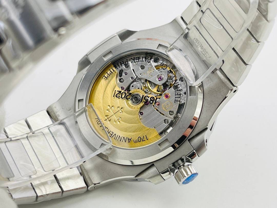 真正的王炸百达鹦鹉螺5711蒂芙尼蓝！百达联名Tiffany全球限量款！鹦鹉螺推出升级原版机无噪音刻字版。😍🤩 详细升级解读: 1.升级机芯全部精雕刻字，清晰不磨损，纹理做到极致。 2.升级自动陀片，采用瑞士超精密轴承，业界史无前例的安装陀片工艺。做到百分百降噪音。 3.原版机芯，无假夹版，无假摆轮，无假红宝石。完整的复刻出3.3毫米的绝版高品质324SC机芯. 4.升级表盘刻度夜光超亮，而且整体做到和谐一致同步亮度。 5.鹦鹉螺经典蓝盘，目前改进与正品一致的颜色，秒杀其他工厂的表盘细节和做工。 6.日历窗口每一只手表做了水平正位，不出现偏斜遮挡。 7.把头调节档位顺畅度的多次调试，调试到最佳状态。使得升级版手雷调校时间和上链的手感畅顺！ 8.升级了整个手表厚度8.3毫米，完美实现全网最薄机械表，等同原装厚度。佩戴起来舒适无比。 9.重点强调324Sc机芯顺时针调日历，也就是由上往下调日历。注意辨析和正品一致。 10.调节时间的时候，拉表冠二挡。大秒针是不停止的。和正品也是一致。