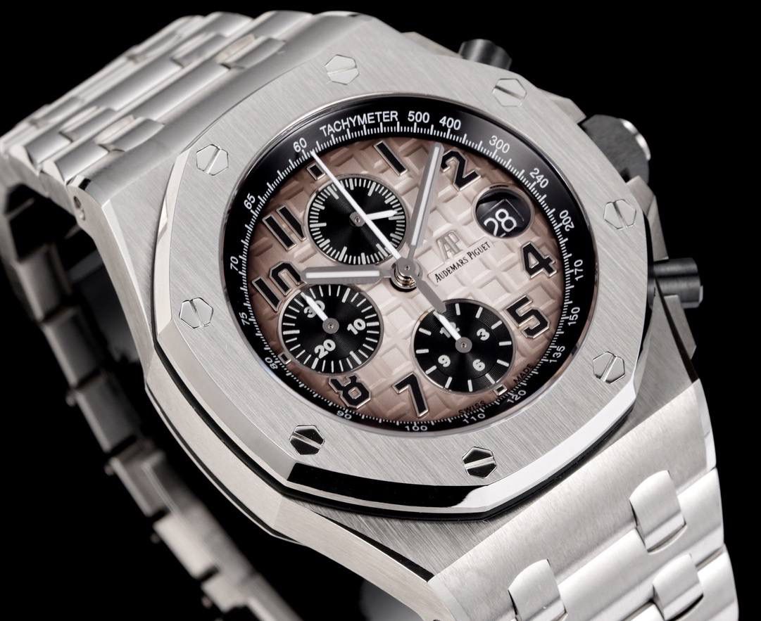 TK Factory皇家橡树离岸型26400/26238/26470系列正式登场！款式最全，做工最好的爱彼计时款腕表来了，有做工好的顶级货，廉价的小厂货就别去考虑了！ 1，机芯采用12位小秒的定制版3126计时机芯，完美还原原版所有功能。经过精密打磨，大大加强了其稳定性。 2，其中碳纤维系列表壳采用全新碳纤维复合材料——「Carbon TPT® B.4」打造，这种高科技材料比常规 Carbon TPT® 密度提高4%，纤维硬度提升15%，树脂强度提升30%，材料结构经过各项异性优化，保持轻盈同时无比坚韧，提供迄今最强的抗冲击性能。 3，字面颜色均采用目前最先进电镀技术，非几年前的简单喷漆技术。每一个巧克力格纹装饰，通过CNC级别打磨，无限接近原版。 4，同步原版搭载微微活动头粒，胶带采用进口氟橡胶材质，皮带采用美洲鳄鱼皮材质，更加耐磨耐造。