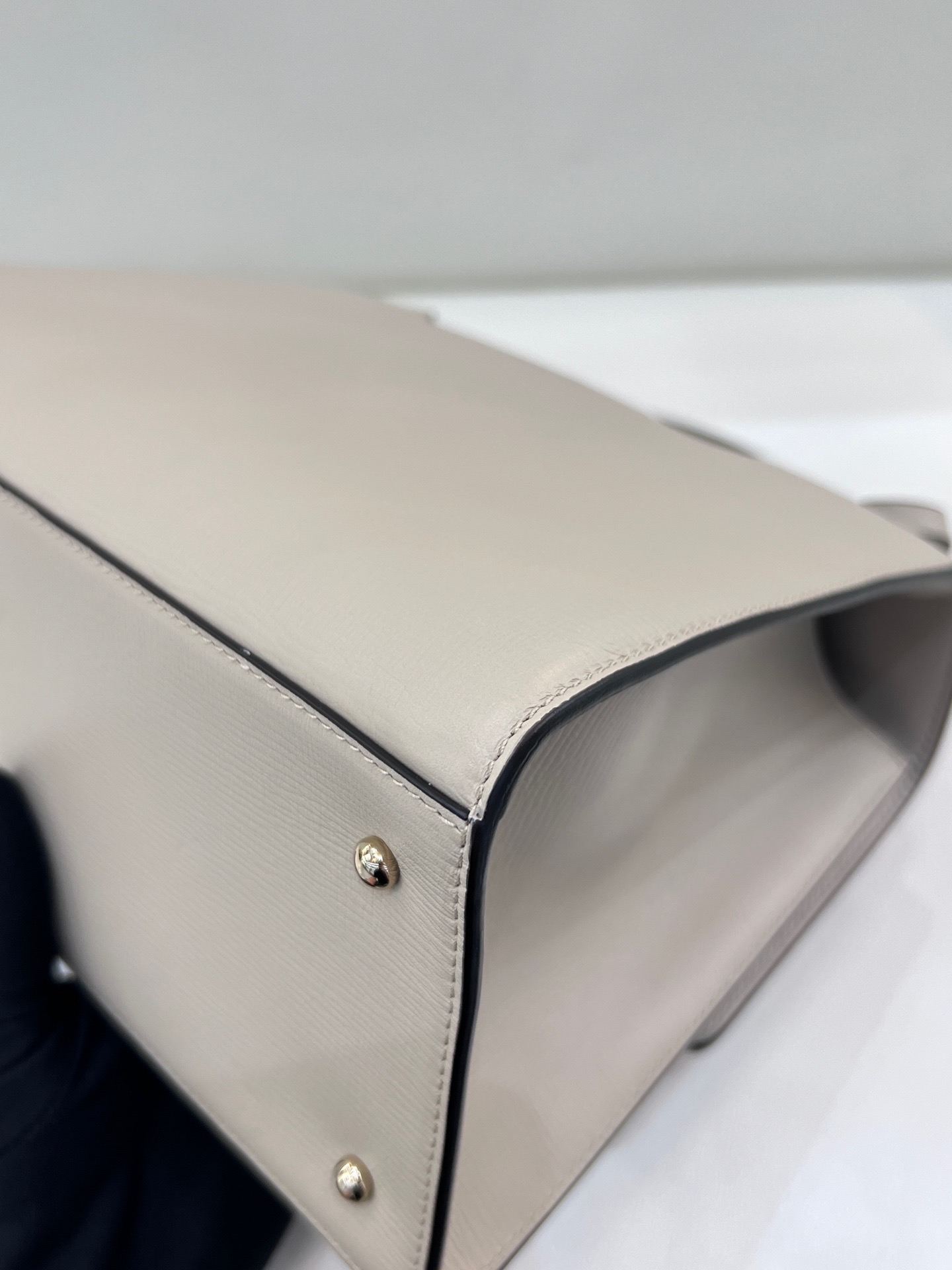 【預訂貨品】閒置新⭐️  Ferragamo Letty系列米白色牛皮斜孭包