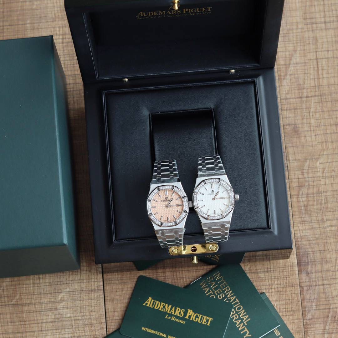 🚀原单AUDEMARS PIGUET爱彼 皇家橡树系列67女士石英腕表 独家原版拆解开模 所有配件均可原版互换使用，搭载原装瑞士F04111石英机芯。走时精准！全程CNC打磨，多次校对调整版型，棱角分明。表壳直径33MM,多边形状表圈与表壳精密相合，表圈以六边形螺丝栓固定在表壳上（圈口镶嵌精美施华洛世奇钻，璀璨夺目）表带链节精致规整，链节经过上百次细致的打磨处理，呈现出完美的纹理。折叠式表扣开合简单，佩戴方便。腕表表耳处呈弯折状，可以保证腕表与腕部更加贴合。表盘镌刻“Grande Tapisserie”大方格纹装饰，搭配荧光立体时标和皇家橡树指针，宽大的指针和时标让读时简单清晰。三点位置日期显示窗口，以阿拉伯数字显示。腕表为密闭表底，表底上镌刻皇家橡树系列的英文名称“Royal Oak”字样✨🔥